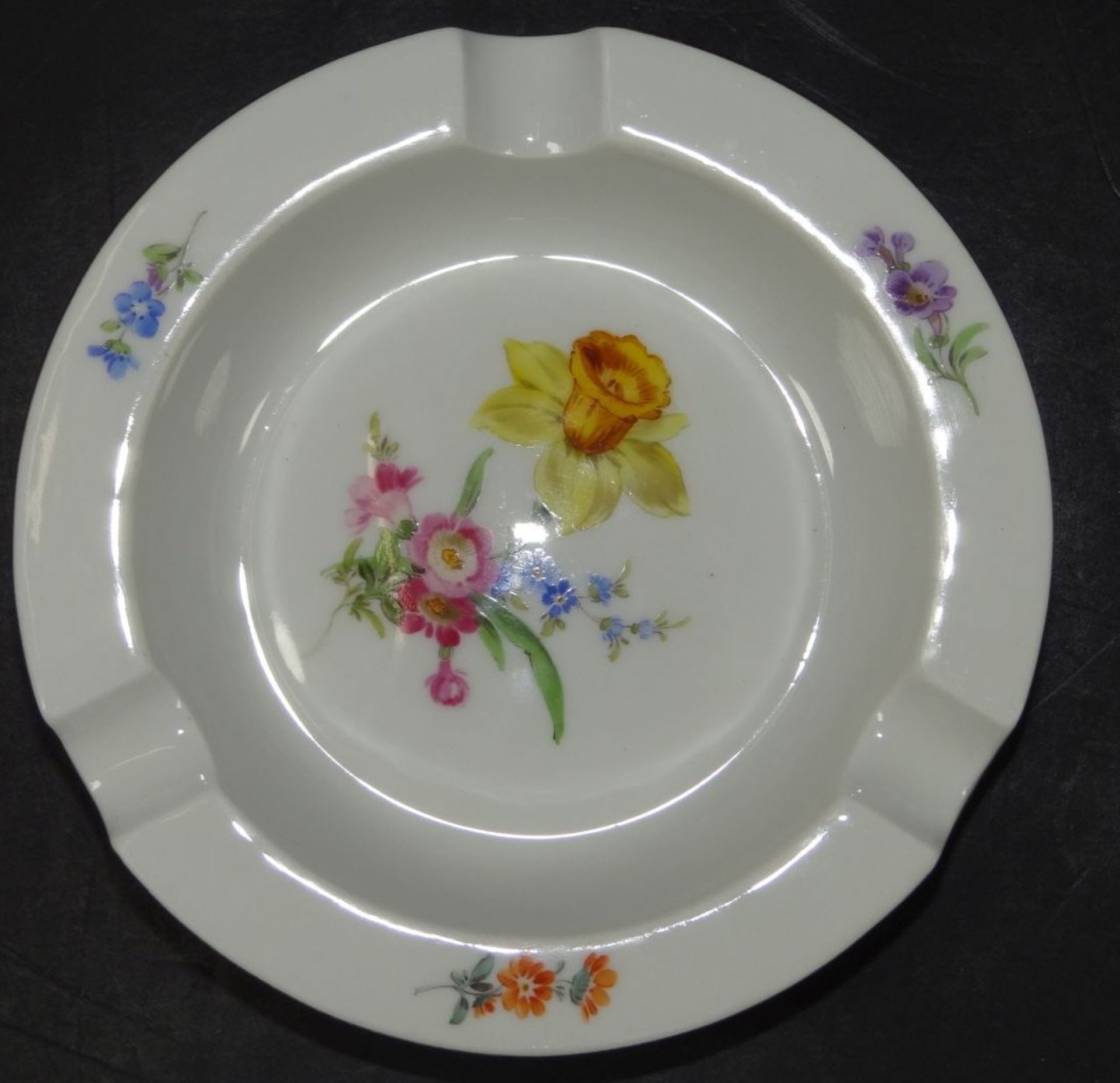 Aschenbecher "Meissen" Deutsche Blume, Schwertermarke durchschliffen, D-12 cm- - -22.61 % buyer's