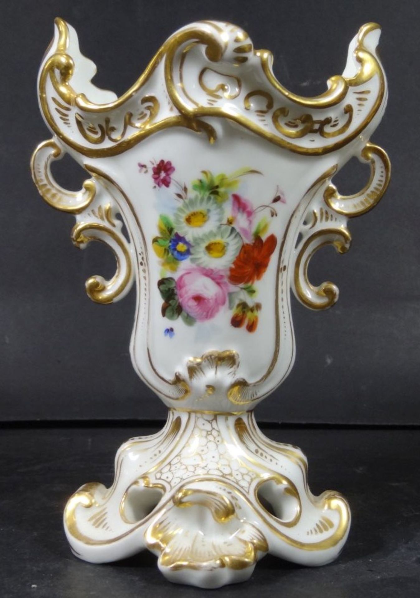 kl. Biedermeier-Vase mit Blumenmalerei und Goldstaffage, H-15 cm, B-9 cm- - -22.61 % buyer's premium