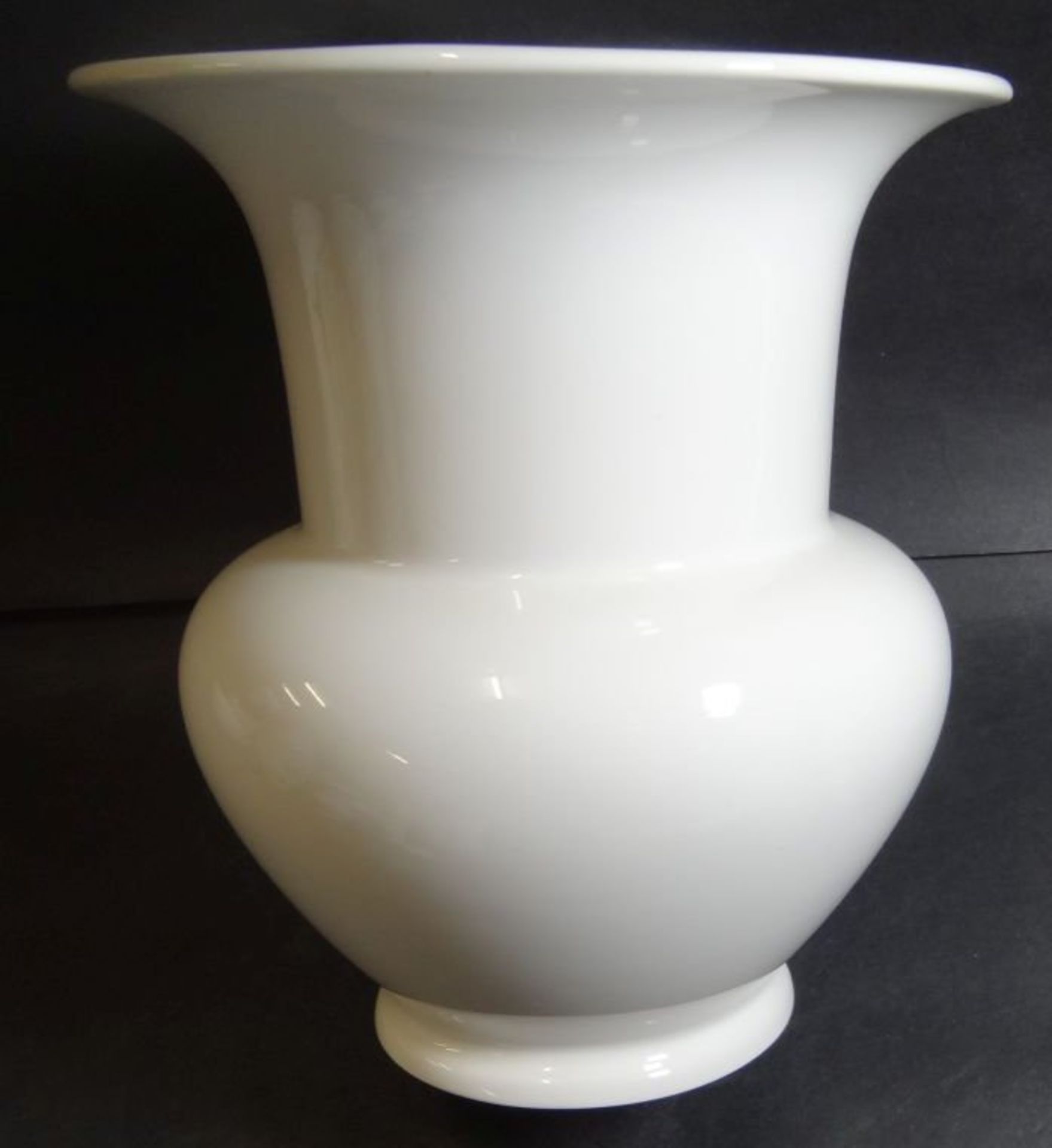 Vase "KPM" Berlin, weiss, H-19 cm, D-16 cm- - -22.61 % buyer's premium on the hammer priceVAT margin - Bild 3 aus 4