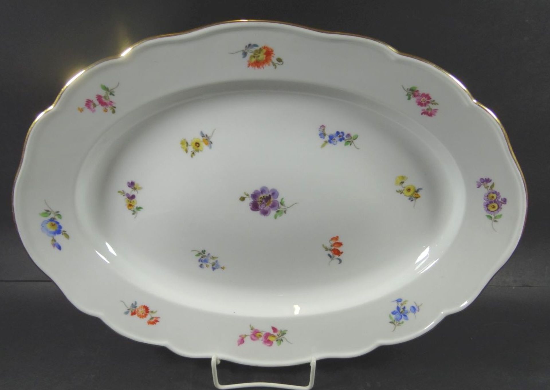 grosse ovale Schale "Meissen", Streublümchen, Schwerter durchschliffen, 35x25 c- - -22.61 % buyer' - Bild 2 aus 6