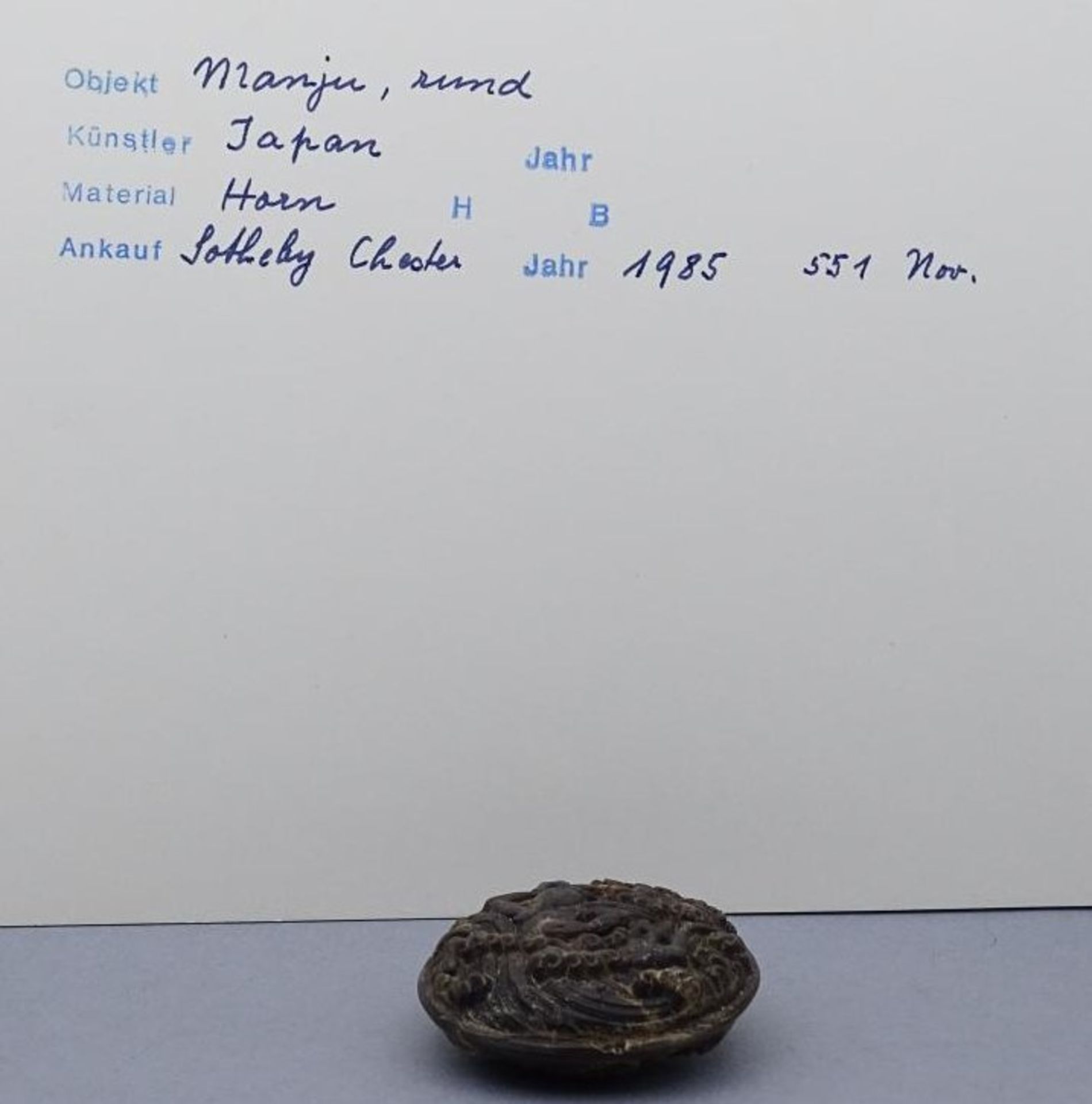 runder Manju Netsuke aus Horn; Japan, D-4 cm, mit Karte, Sothebys, 1985- - -22.61 % buyer's - Image 7 of 8