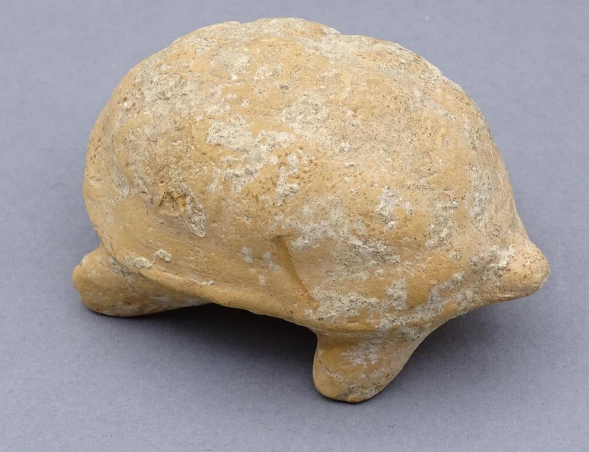 Schildkröte aus Ton, Fundort Böotien/Korinth, wohl 500 vor Christus, H-4 cm, L-6,5 cm, - Bild 2 aus 7