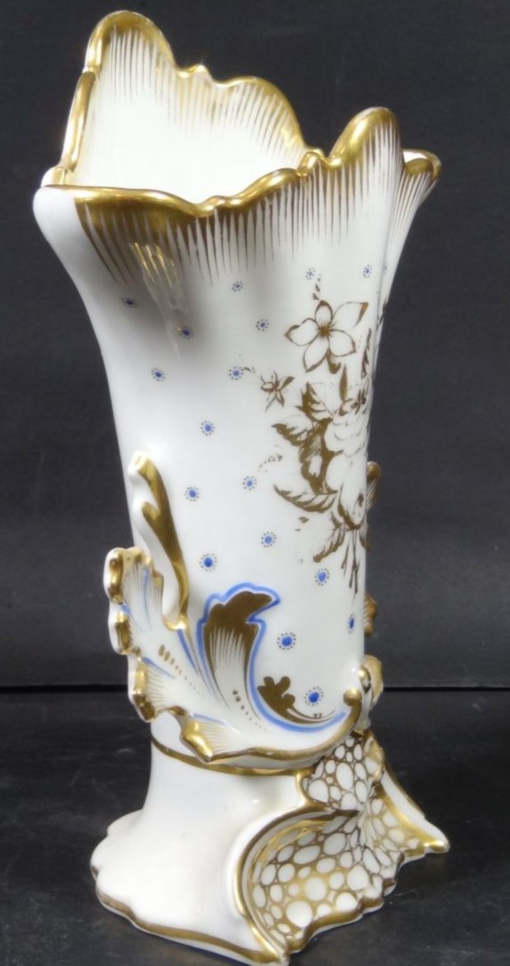 Biedermeier-Vase, mit Golddekor, leicht berieben, H-23 cm, B-15 cm- - -22.61 % buyer's premium on - Bild 3 aus 6