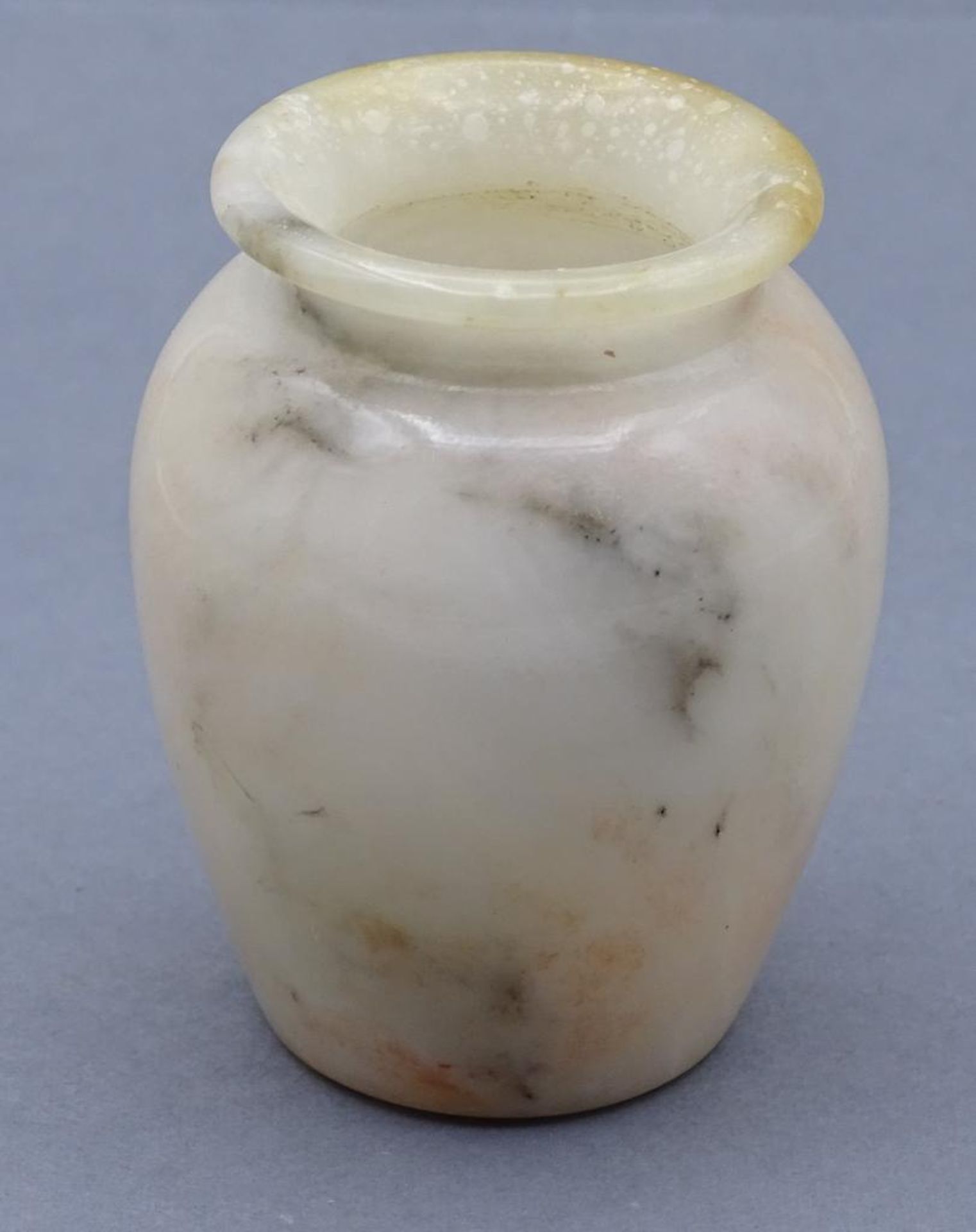 kl. Vase, wohl Speckstein und China, älter, H-6,5 c- - -22.61 % buyer's premium on the hammer - Bild 2 aus 5