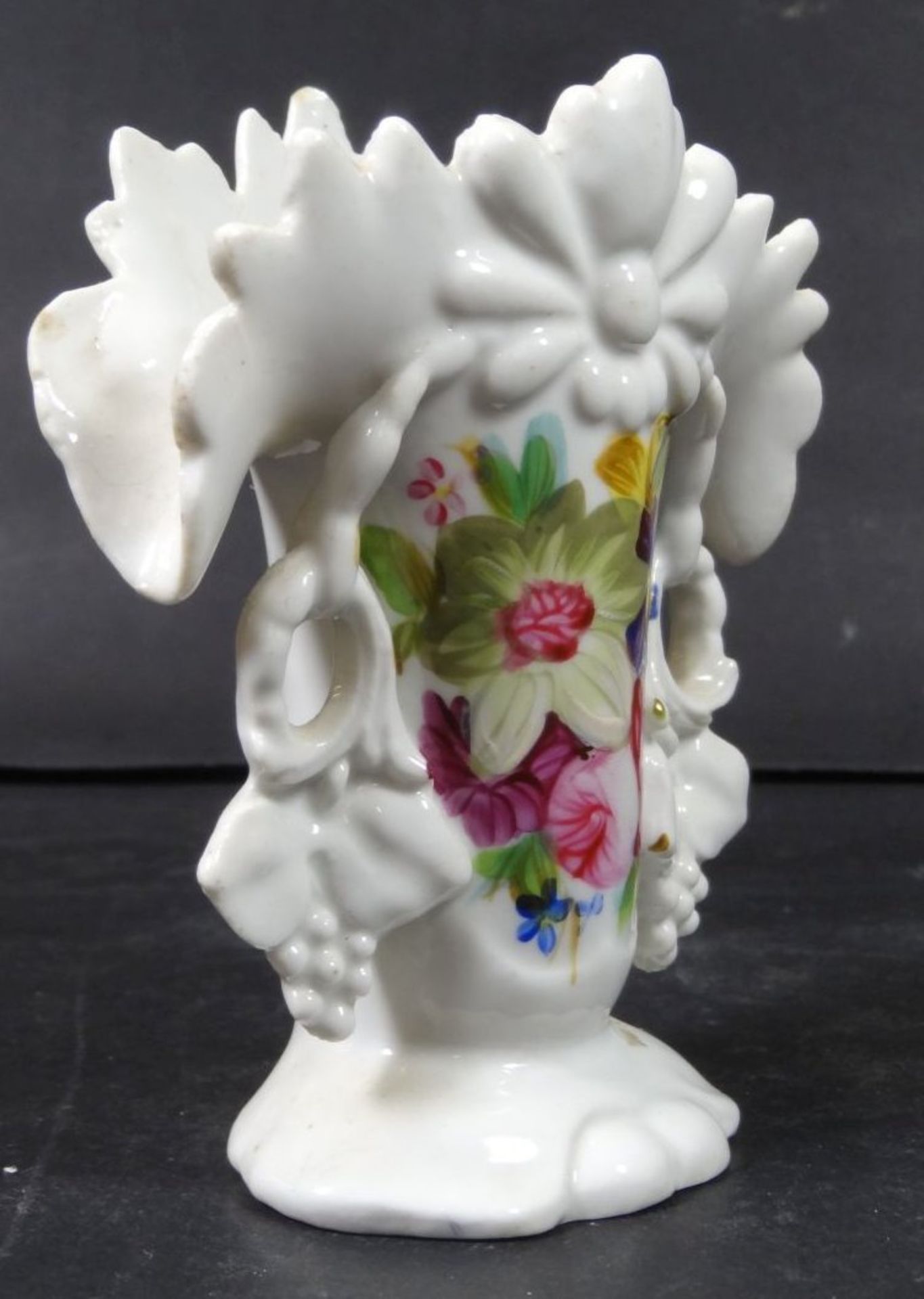 kl. Biedermeier-Vase mit Blumenmalerei, H-12 cm, B-10 cm- - -22.61 % buyer's premium on the hammer - Bild 2 aus 6