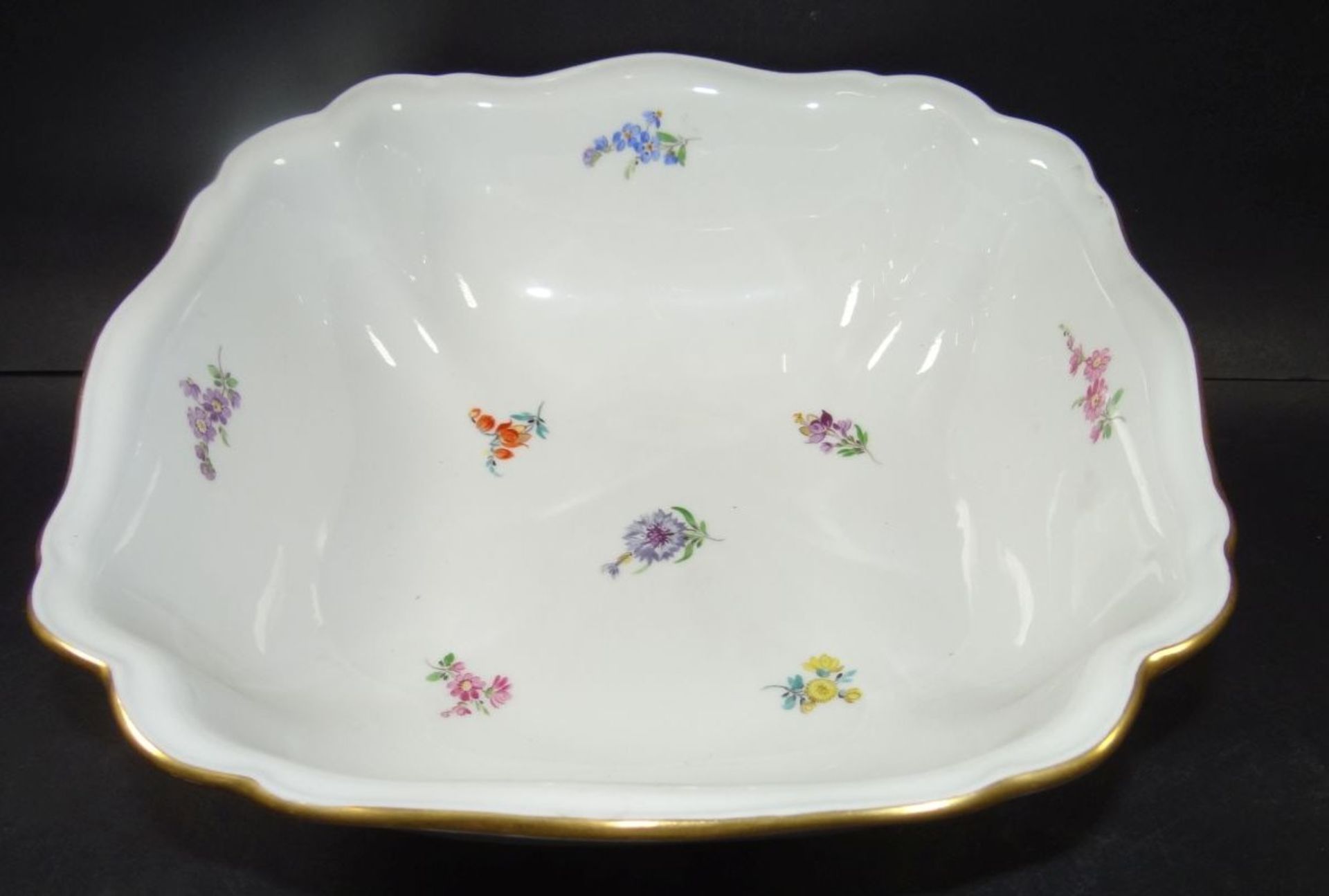 grosse Schale "Meissen" Streublümchen, 1.Wahl, H-10 cm, 25x25 c- - -22.61 % buyer's premium on the