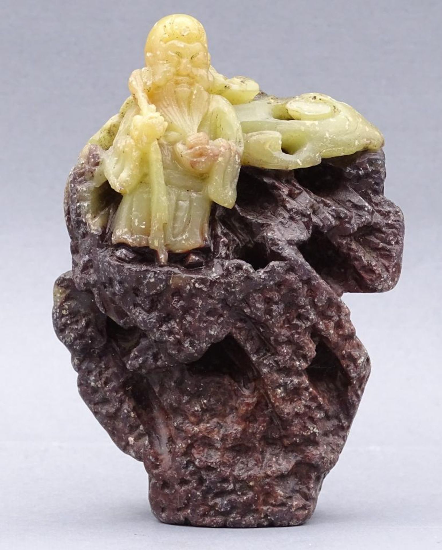 Speckstein-Schnitzerei, Shou-lau auf Felsen stehend, China, H-8 cm, B-6 cm, mit Karteikarte, gekauft