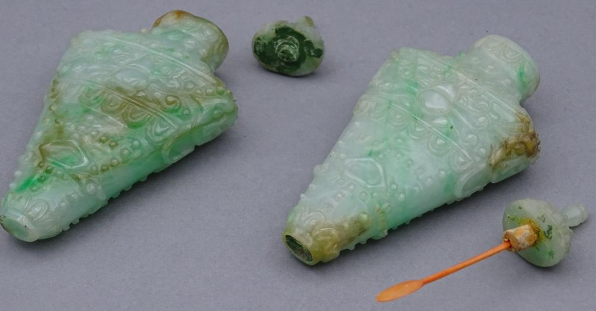 Paar grosse Snuffbottles aus grünen Jadeit, beschnitzt, 1x Deckel lose, mit Karteikarte, gekauft bei - Bild 8 aus 10