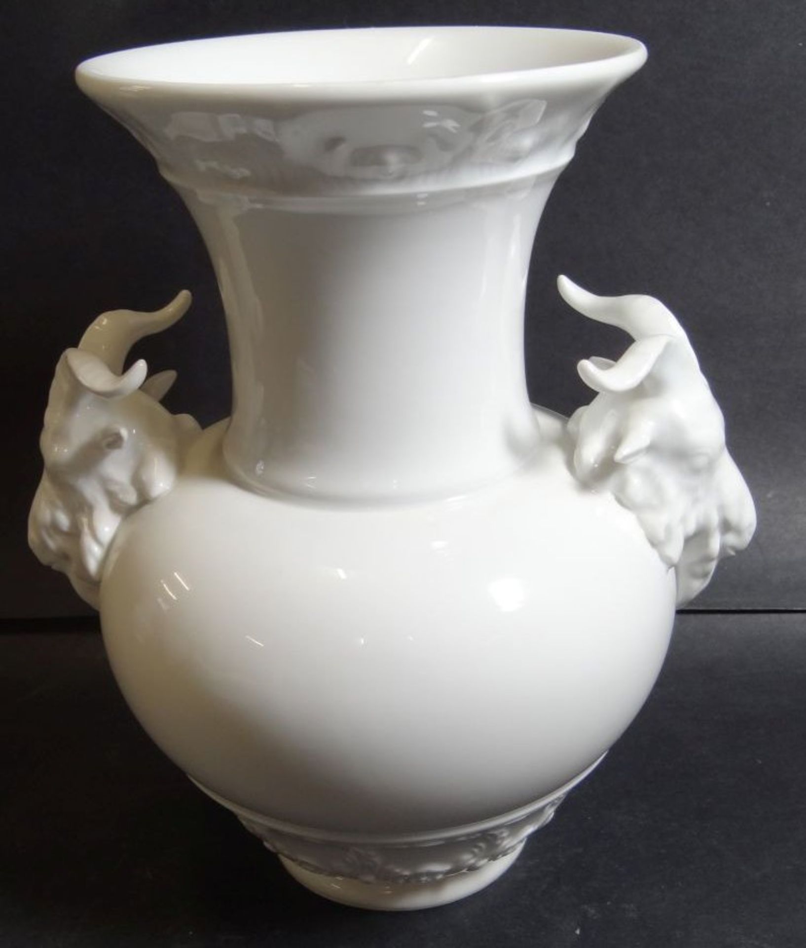 Widderkopf-Vase "KPM" Berlin, weiss, H-18 cm, guter Zustand- - -22.61 % buyer's premium on the - Bild 2 aus 8