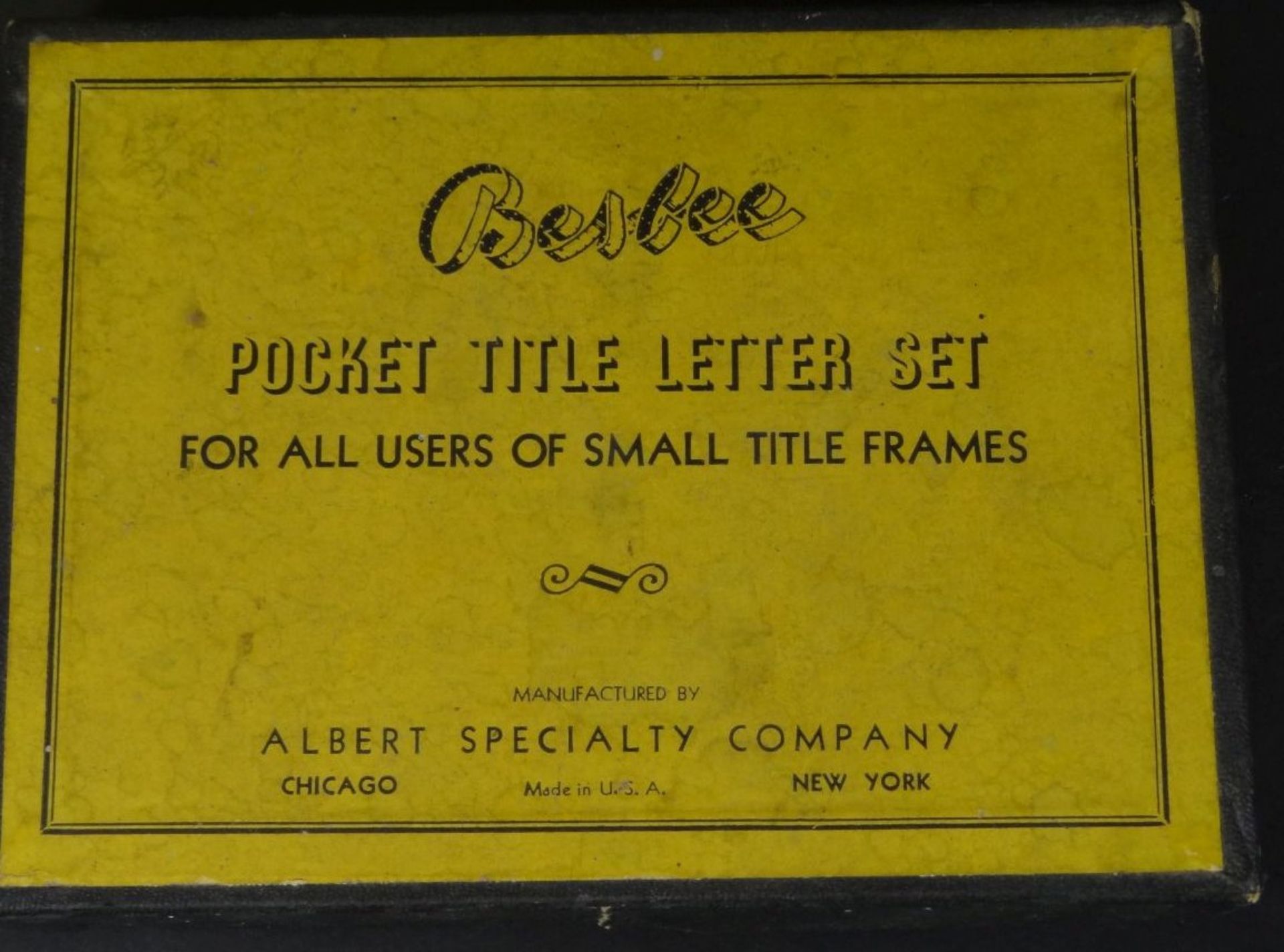 Karton "Besbee" Pocket title letter set, USA, Vollständigkeit nicht überprüft, 12x16- - -22.61 %