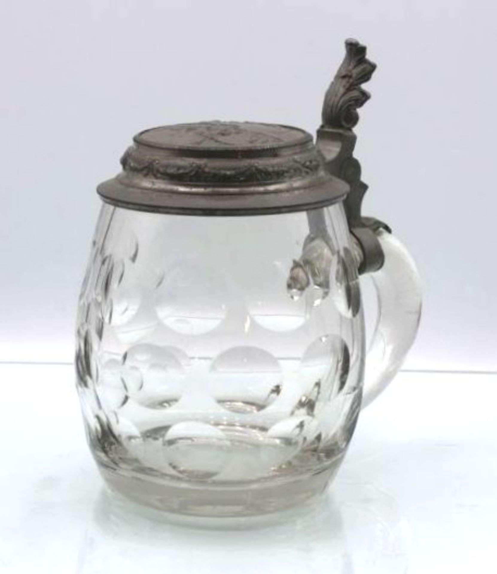 Bierkrug mit reliefiertem Zinndeckel, Ansicht Jena, Glas beschliffen, H-15cm.- - -22.61 % buyer's