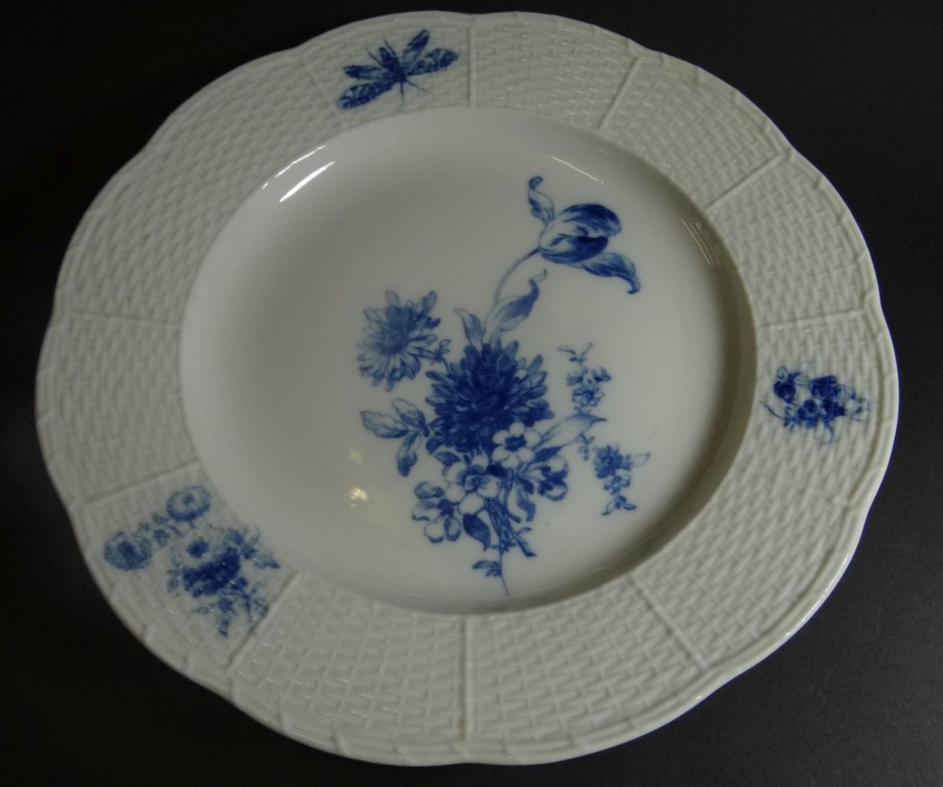 2 Teller "Meissen" Aquatinta-Blumen und Schmetterling, D-25 cm, Schwerter durchschliffen- - -22.61 % - Bild 2 aus 5