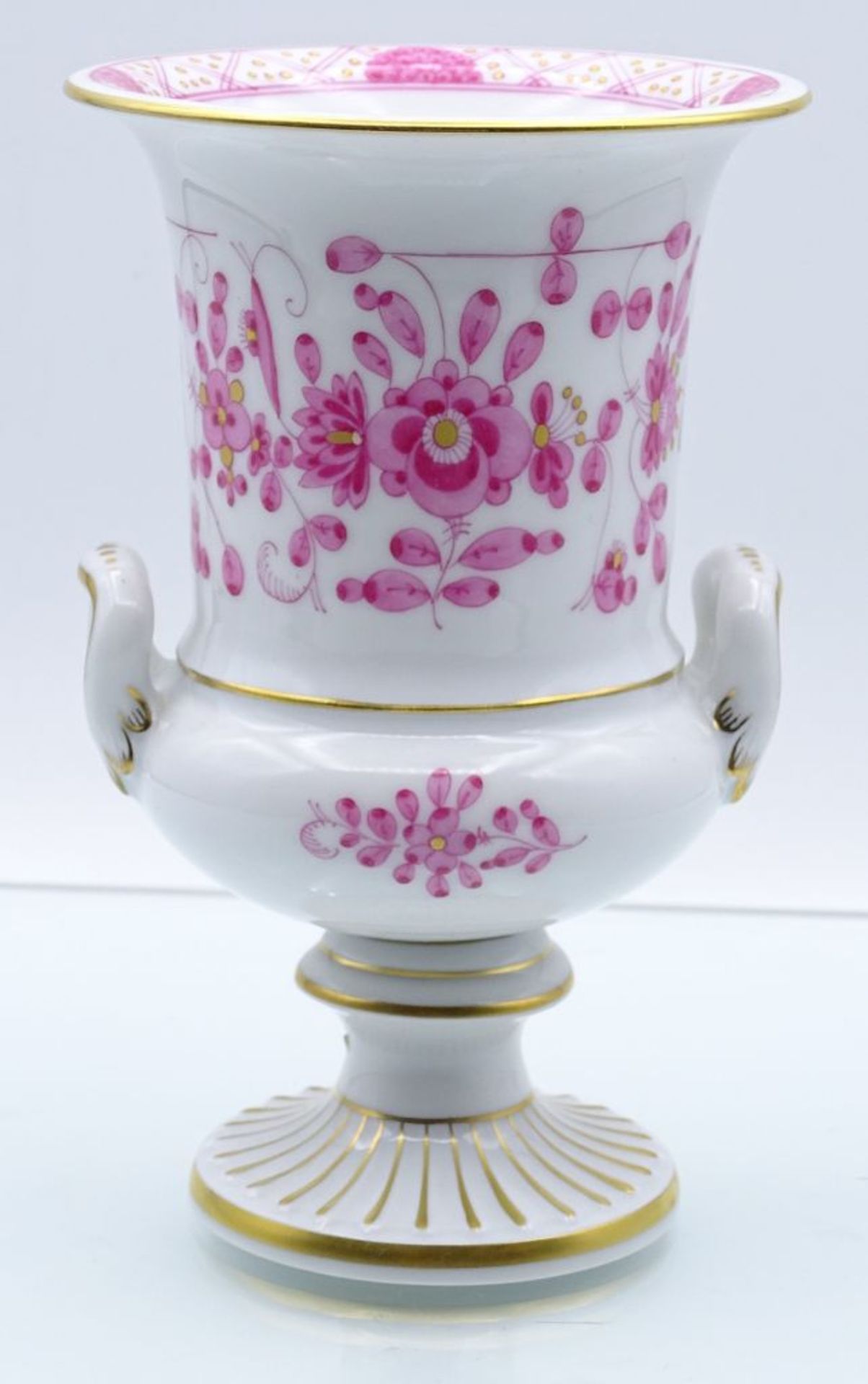 Henkelvase auf Stand "Meissen" ind. Purpur, H-13 cm, D-8 cm. 1.Wahl- - -22.61 % buyer's premium on - Bild 2 aus 5