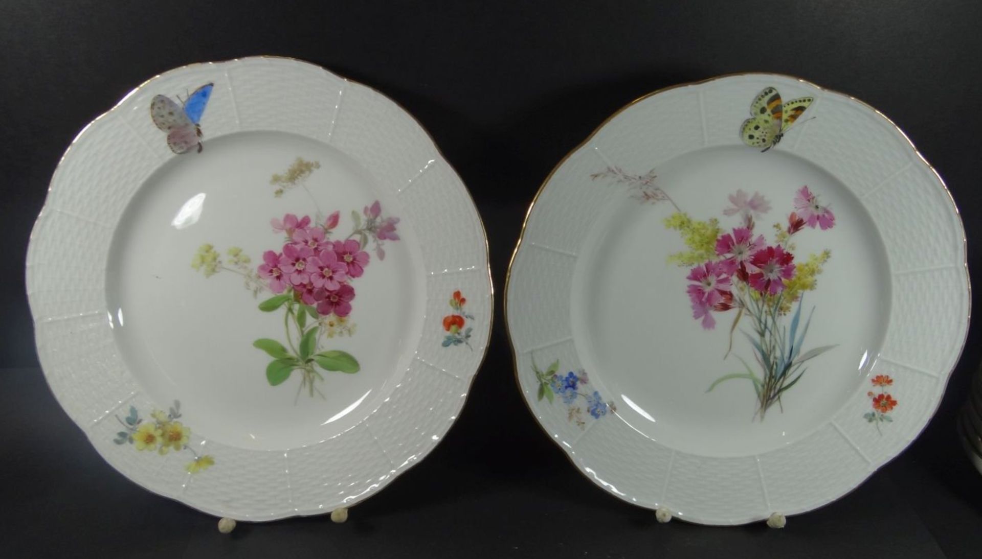 2 Teller "Meissen" Blumen-und Schmetterling, Ozier, Goldrand, D-26 cm, beide 1.Wahl- - -22.61 %