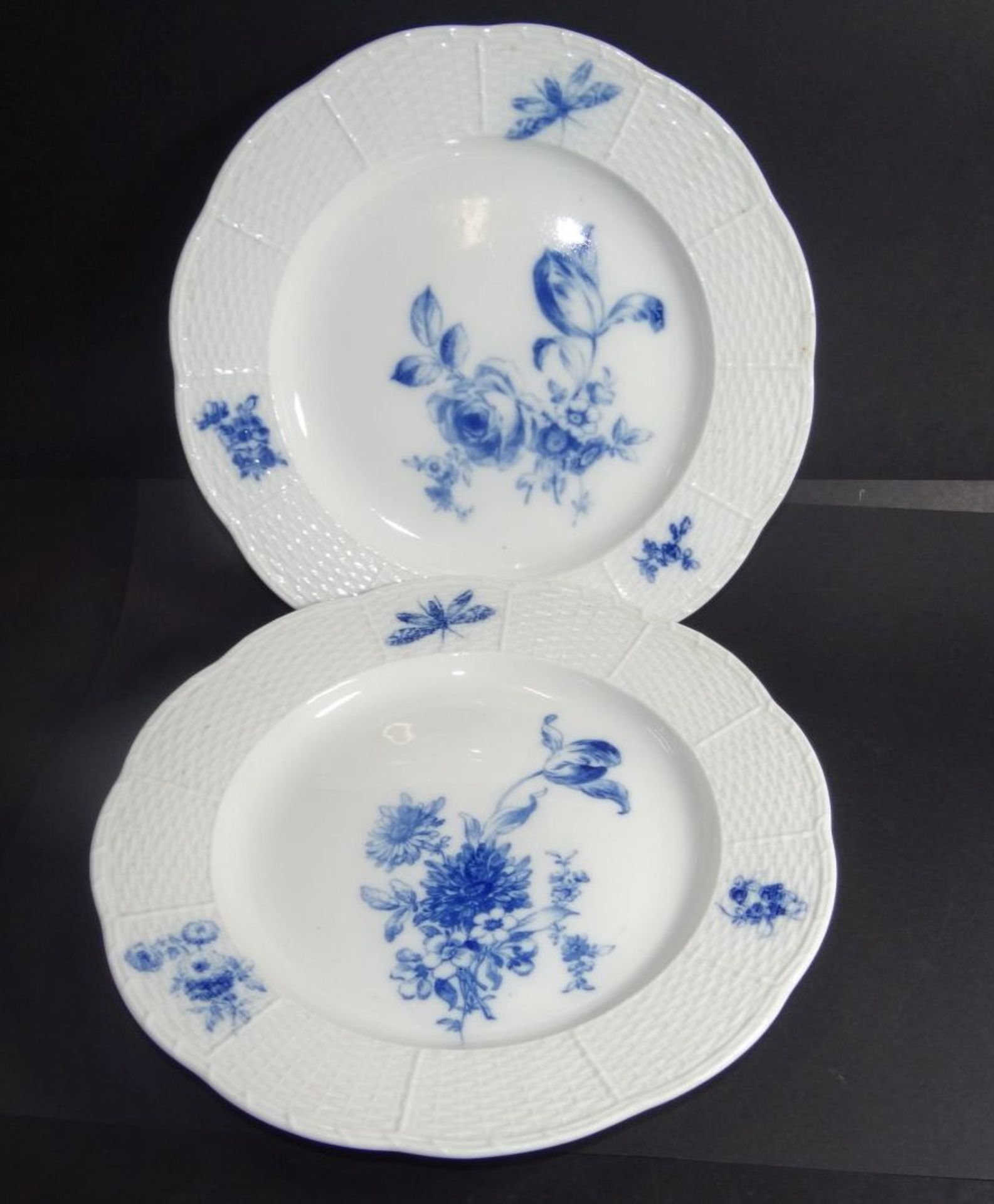 2 Teller "Meissen" Aquatinta-Blumen und Schmetterling, D-25 cm, Schwerter durchschliffen- - -22.61 %