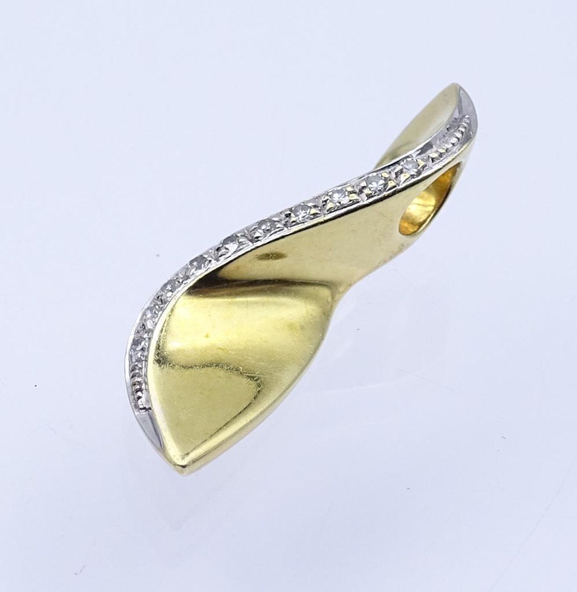 Diamant-Gold-Anhänger / Flyer, GG 585/000 mit 10 Diamanten zus.ca. 0,07ct.,L- 3,1cm, 4,5gr- - -22.61 - Bild 3 aus 5
