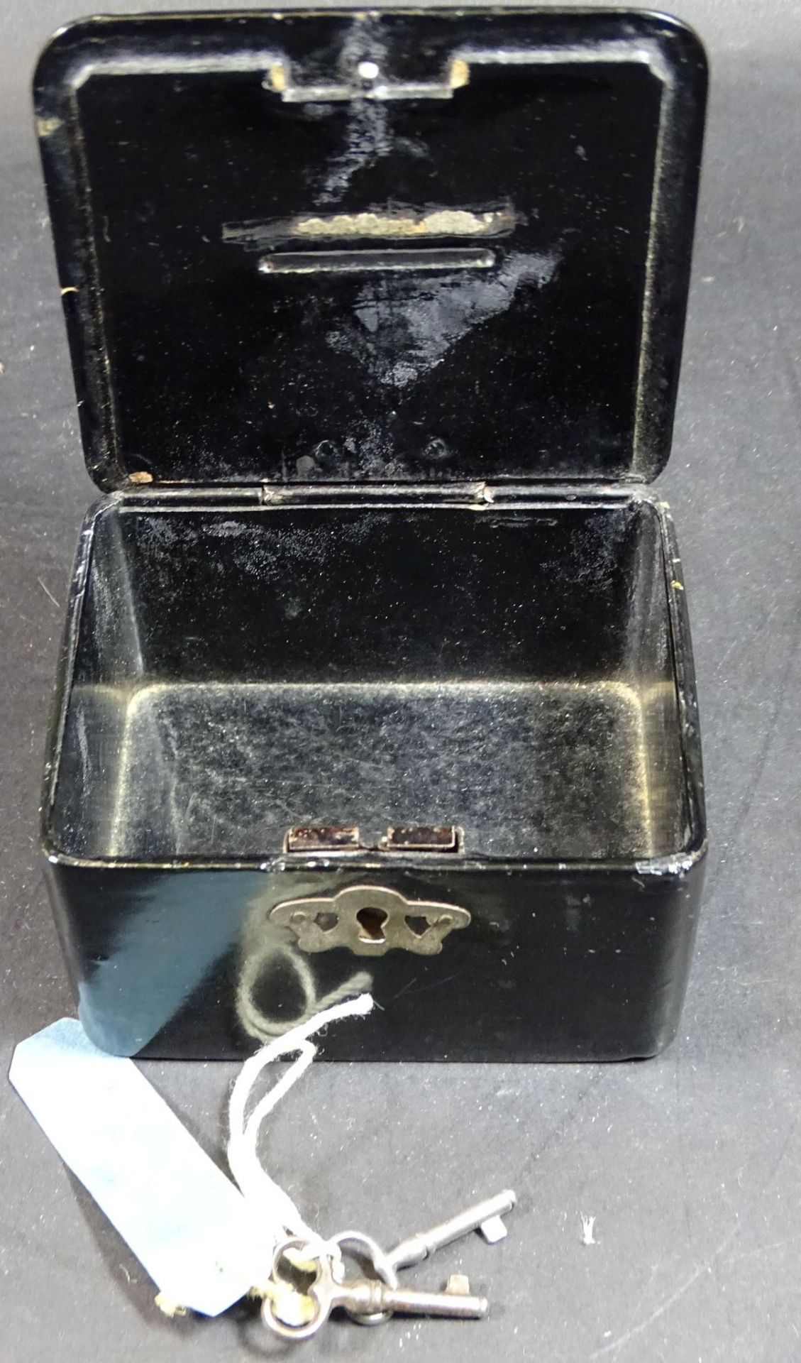 Lack-Spardose mit Max u. Moritz, 2 Schlüssel anbei, H-5 cm, 7,5x8,5 c- - -22.61 % buyer's premium on - Bild 3 aus 5