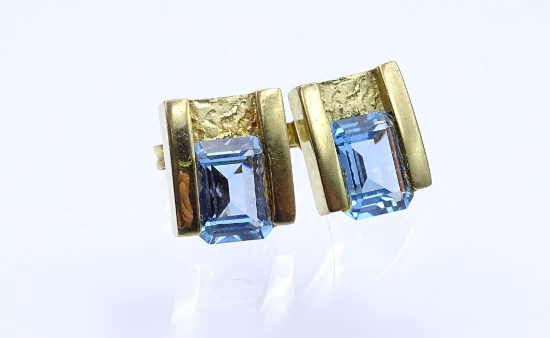 Paar GG Ohrstecker in 333er Gold, diese mit hellblauen facettierten Steinen besetzt,ges.Gew.3,5gr.,- - Bild 2 aus 4
