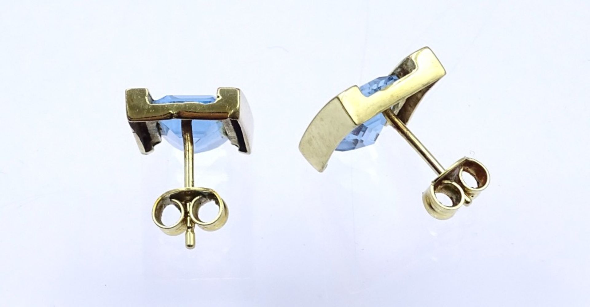 Paar GG Ohrstecker in 333er Gold, diese mit hellblauen facettierten Steinen besetzt,ges.Gew.3,5gr.,- - Bild 4 aus 4