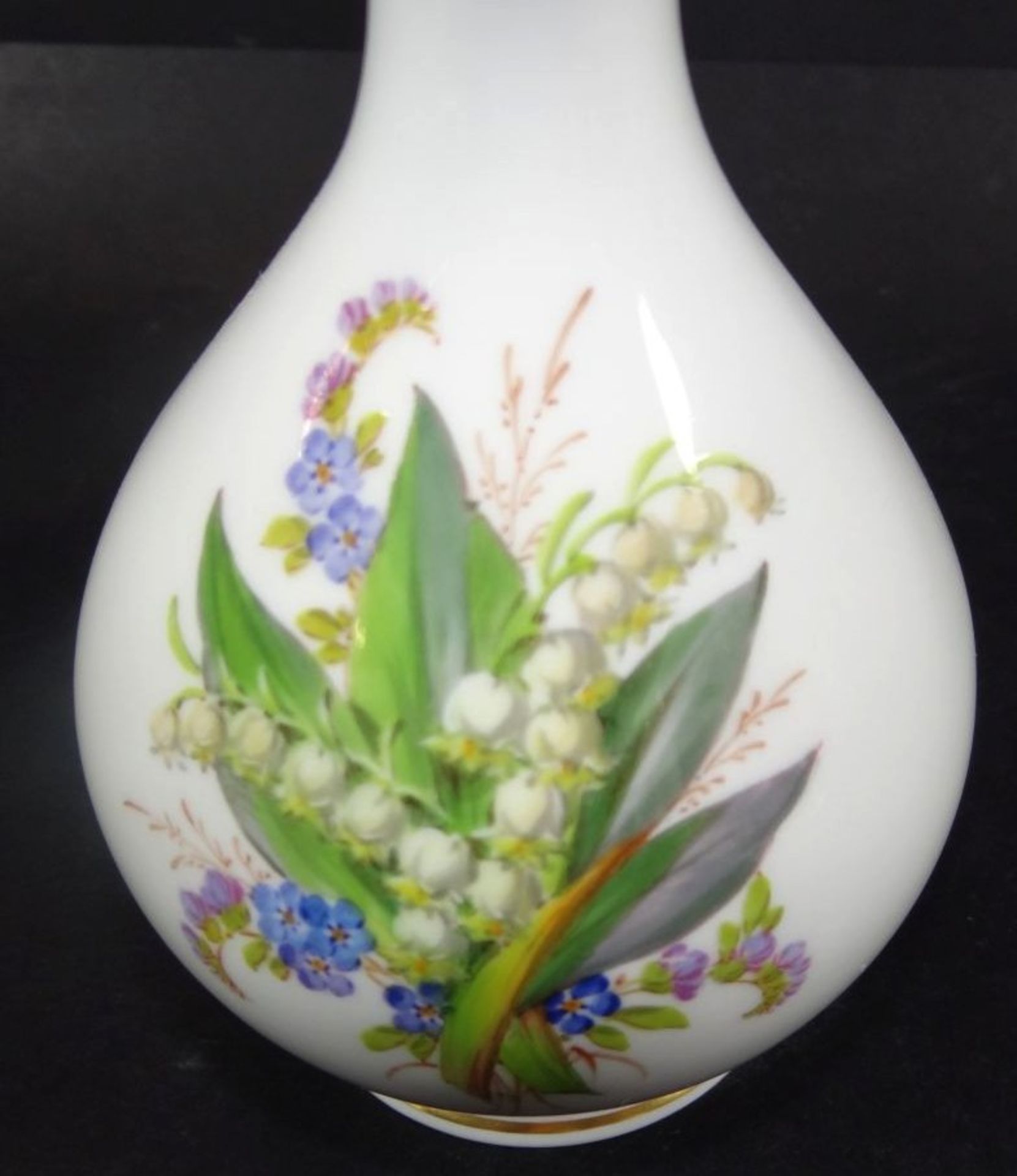 Keulenvase "Meissen" Blumen-und Schmetterlinsmalerei, 1.Wahl, H-18 cm- - -22.61 % buyer's premium on - Bild 3 aus 5