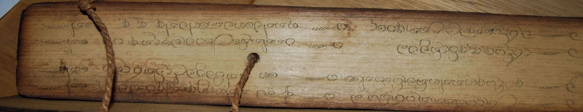 Tibetan. Gebetsbuch, Mantrasmit Bleistift geschrieben, dickes Reispapier mit Holzdeckel, älter?, - Bild 3 aus 9