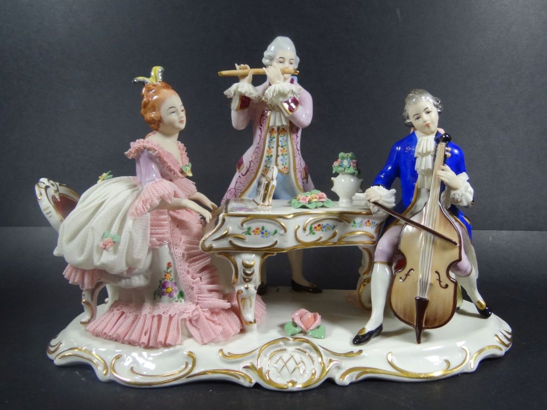 grosse Figurengruppe "Musikstunde" von Volkstedt, H-19 cm, B-27 cm, Spitzenkleid mit Abplatzer- - -