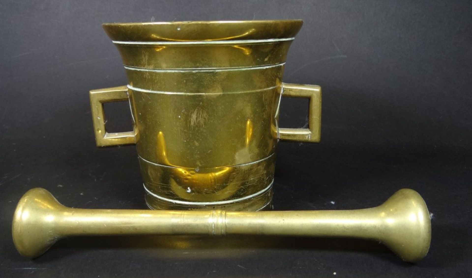 Bronze-Mörser mit Pistell, H-12 cm, D-11 cm, L-19 c- - -22.61 % buyer's premium on the hammer - Bild 2 aus 3