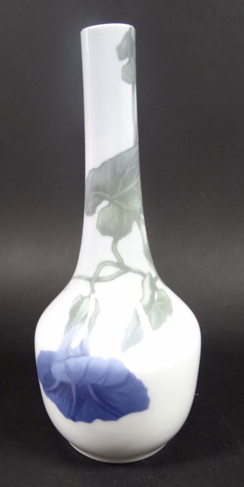 Vase "Royal Copenhagen" mit Blumenmalerei, H-21 cm- - -22.61 % buyer's premium on the hammer
