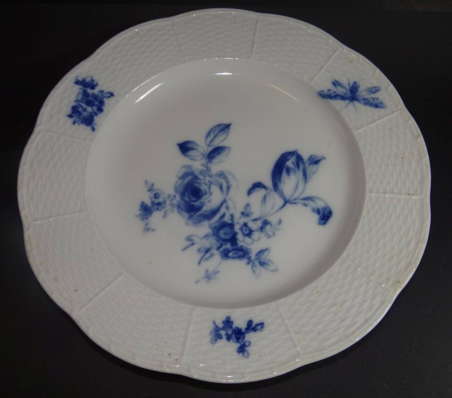 2 Teller "Meissen" Aquatinta-Blumen und Schmetterling, D-25 cm, Schwerter durchschliffen- - -22.61 % - Bild 3 aus 5