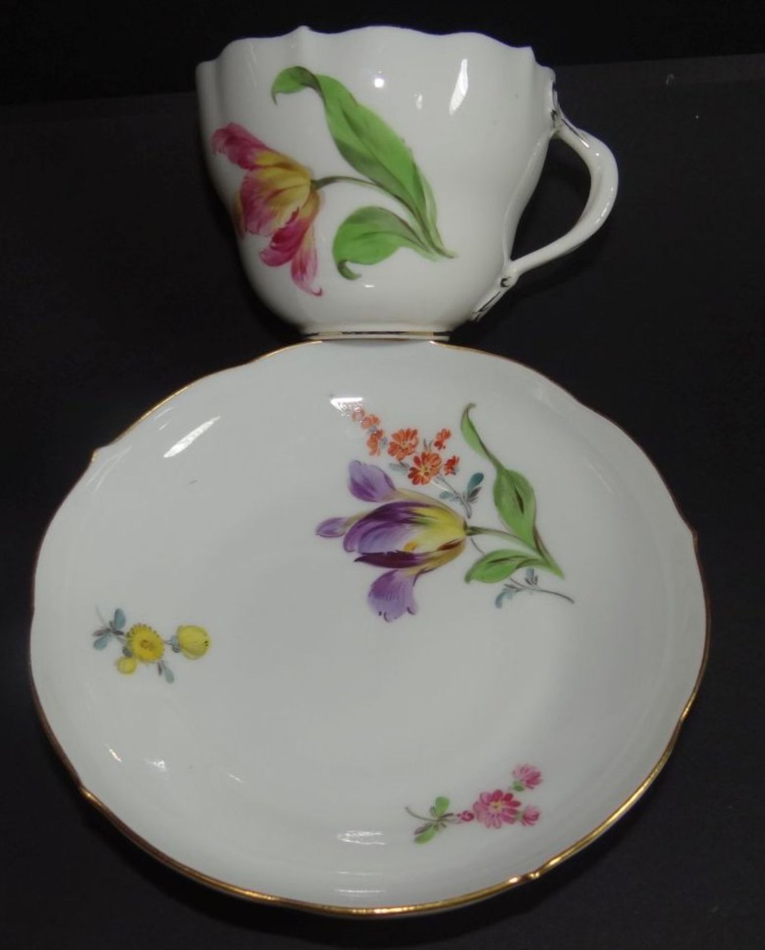 Tasse mit U.T. "Meissen" Blumenmalerei, Schwerter bei Tasse durchschliffen, U.T. 1.Wahl- - -22. - Bild 2 aus 6