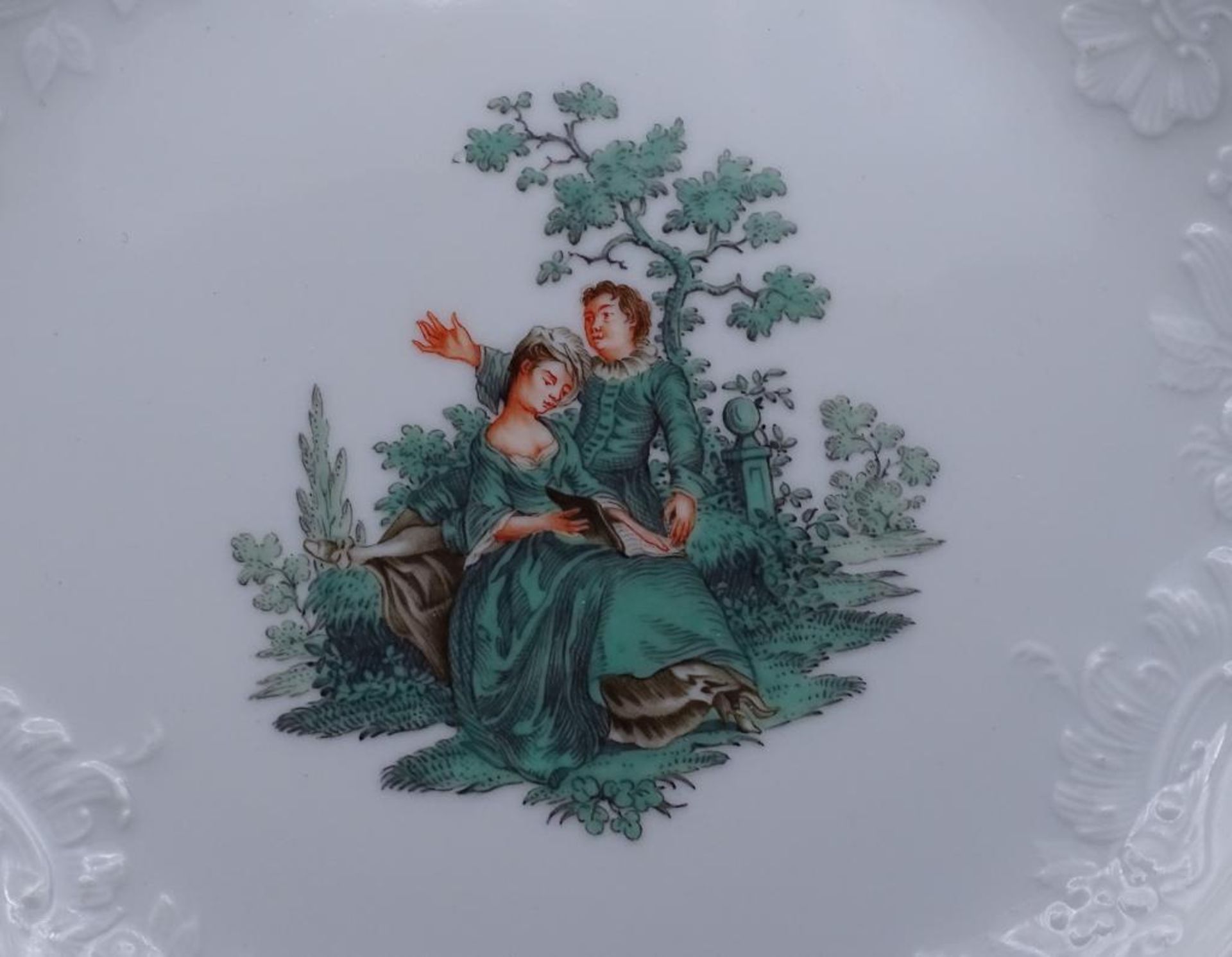 "Meissen" Teller mit Parkszene,Reliefdekor,Goldrand,um 1900,1.Wahl,Schwertermarke im Boden,d-22,0cm- - Bild 2 aus 6