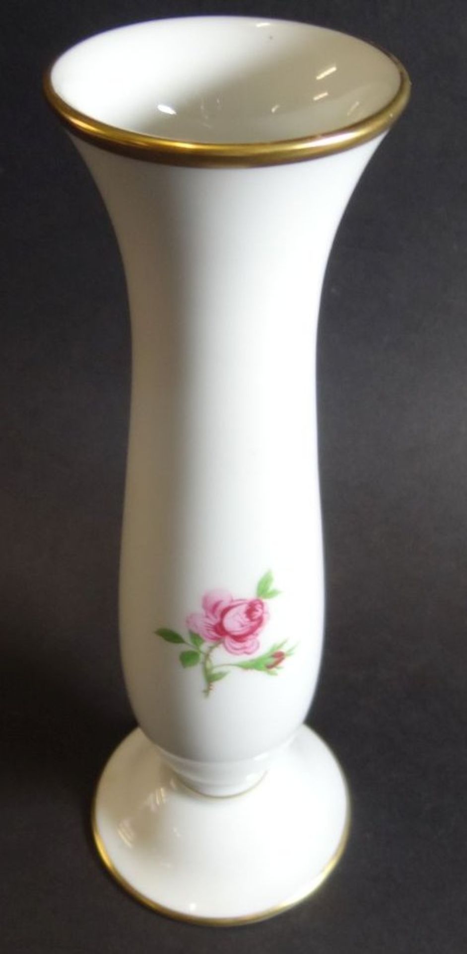 Vase auf Stand "Fürstenberg" rote Rose, H-20 c- - -22.61 % buyer's premium on the hammer priceVAT - Bild 4 aus 5