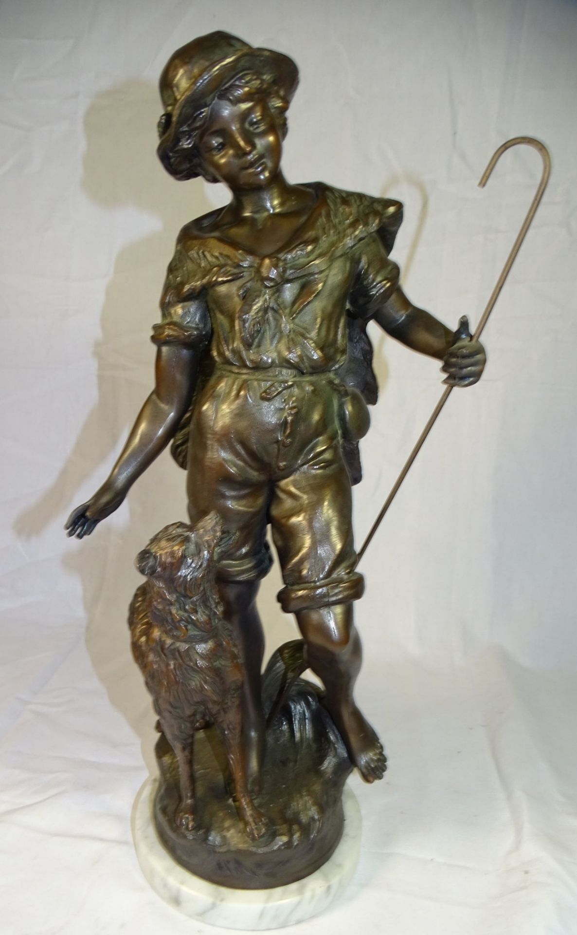 Auguste MOREAU (1834-1917) , gr. Bronze "Hirtenjunge mit Schäferhund", auf Marmorsockel, H-37