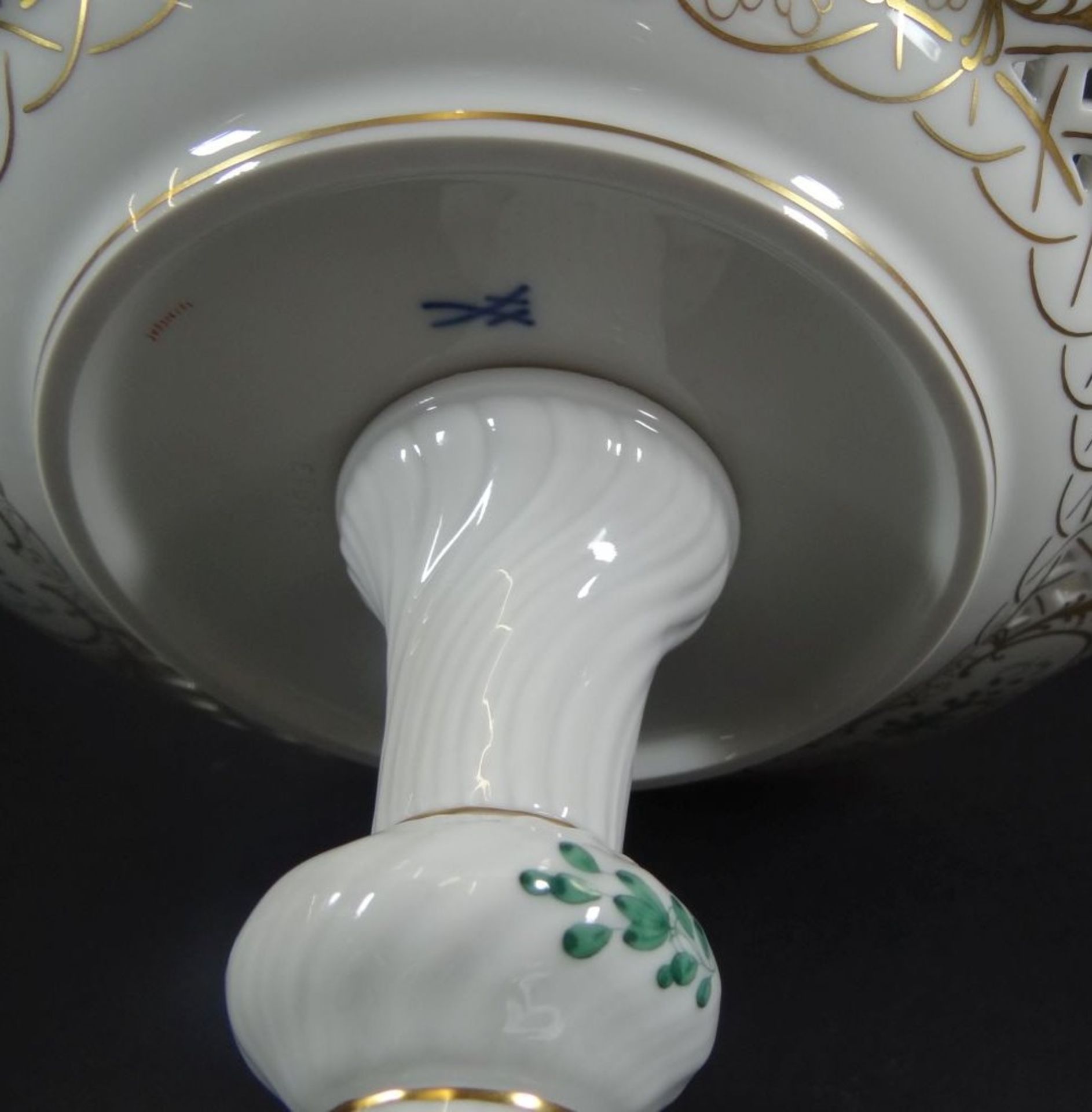 grosse Etagiere mit Blumenvase "Meissen" indisch grün mit Gold, Schwerter, 1.Wahl, H-45 cm, D-24 - Bild 7 aus 10