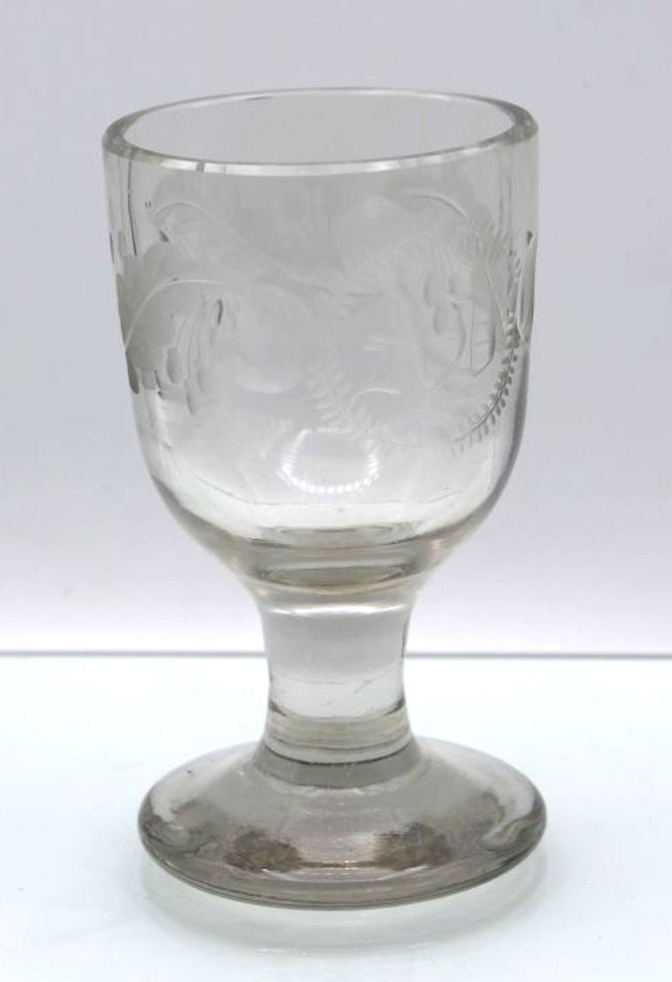 Pokalglas um 1900, farbloses Glas mit floralem Schliff und Ziermonogramm "AD", H-12cm.- - -22.61 %