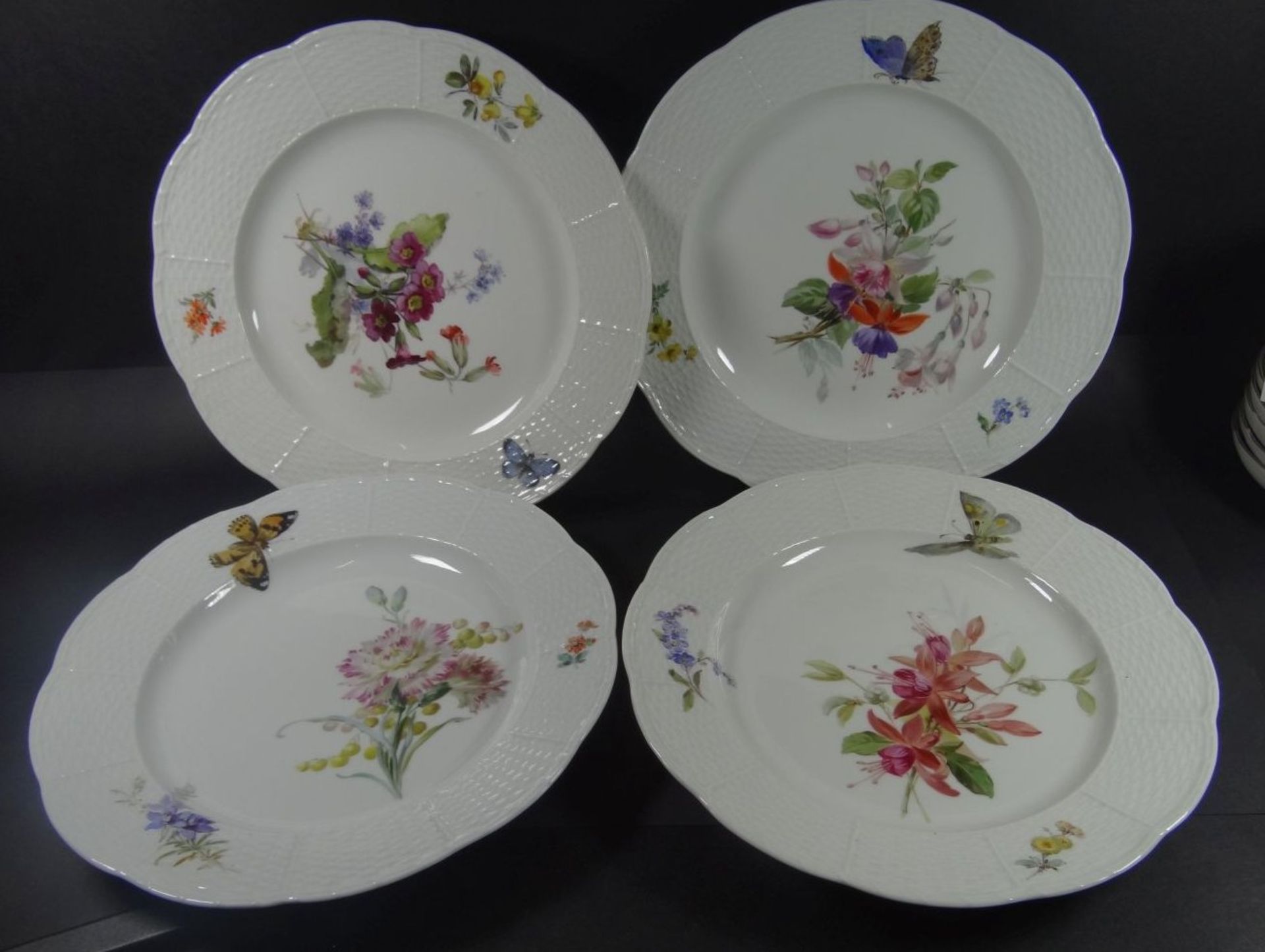 4 Teller "Meissen" Blumen-und Schmetterling, Ozier, 1x kl. Chip an Rand, D-25 cm, alle 1.Wahl- - -