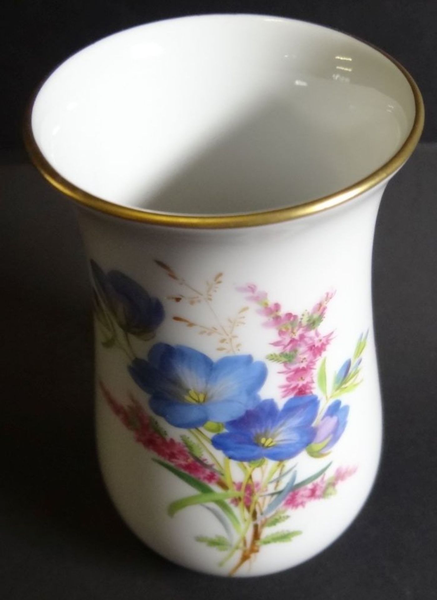 Vase "Meissen" Blumendekor und Schmetterling, H-11 cm, 1.Wahl- - -22.61 % buyer's premium on the - Bild 3 aus 4