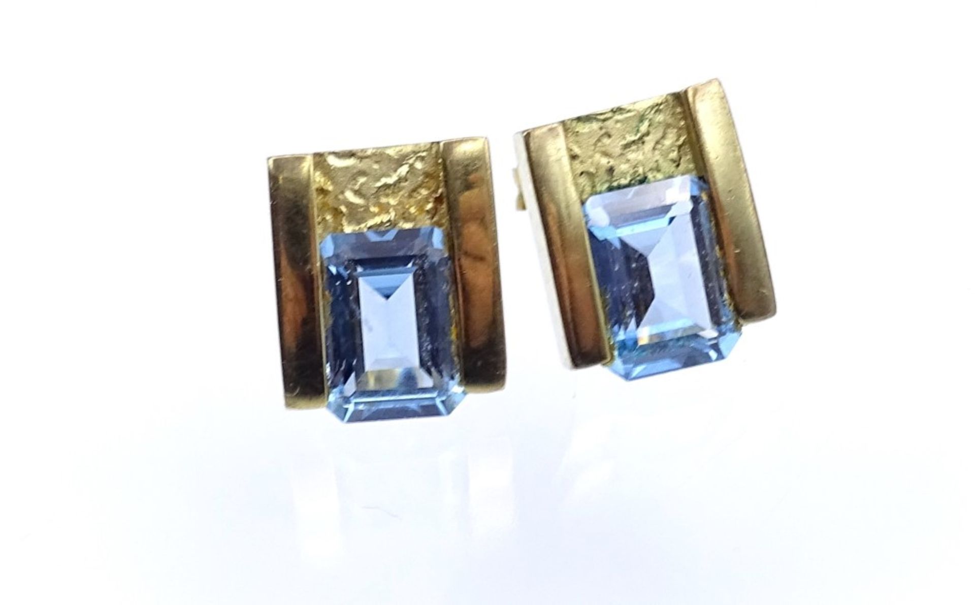 Paar GG Ohrstecker in 333er Gold, diese mit hellblauen facettierten Steinen besetzt,ges.Gew.3,5gr.,- - Bild 3 aus 4