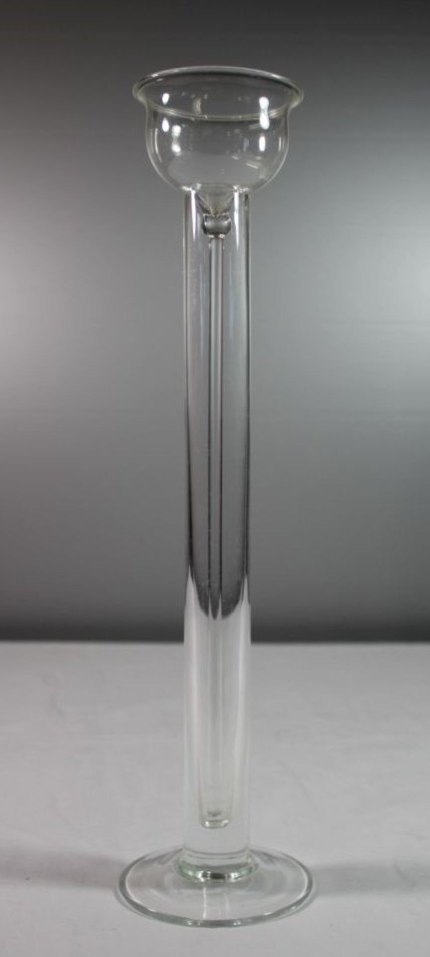 hoher Leuchter/Vase, 2tlg, fabloses Glas, ca. H-34,5cm.- - -22.61 % buyer's premium on the hammer