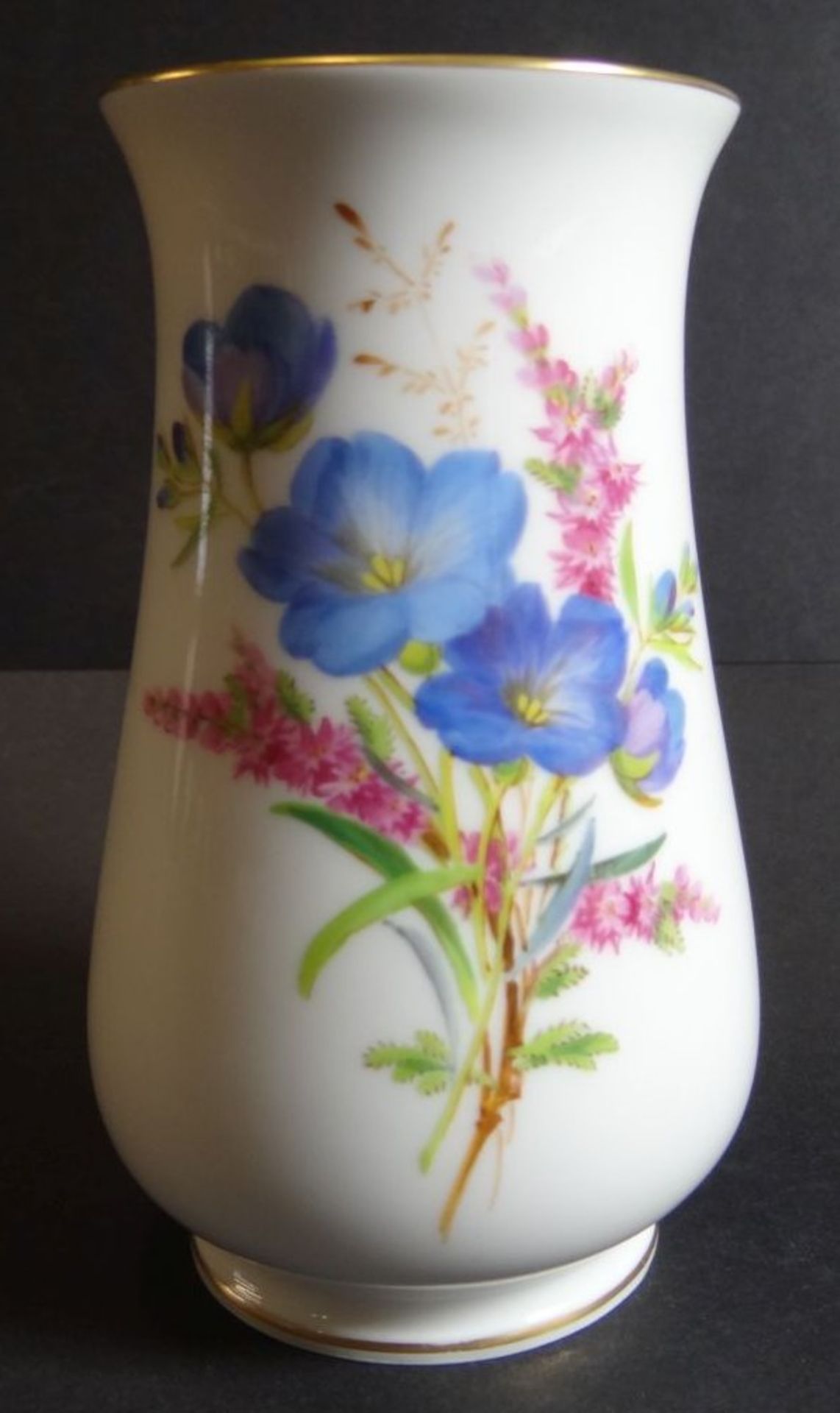 Vase "Meissen" Blumendekor und Schmetterling, H-11 cm, 1.Wahl- - -22.61 % buyer's premium on the