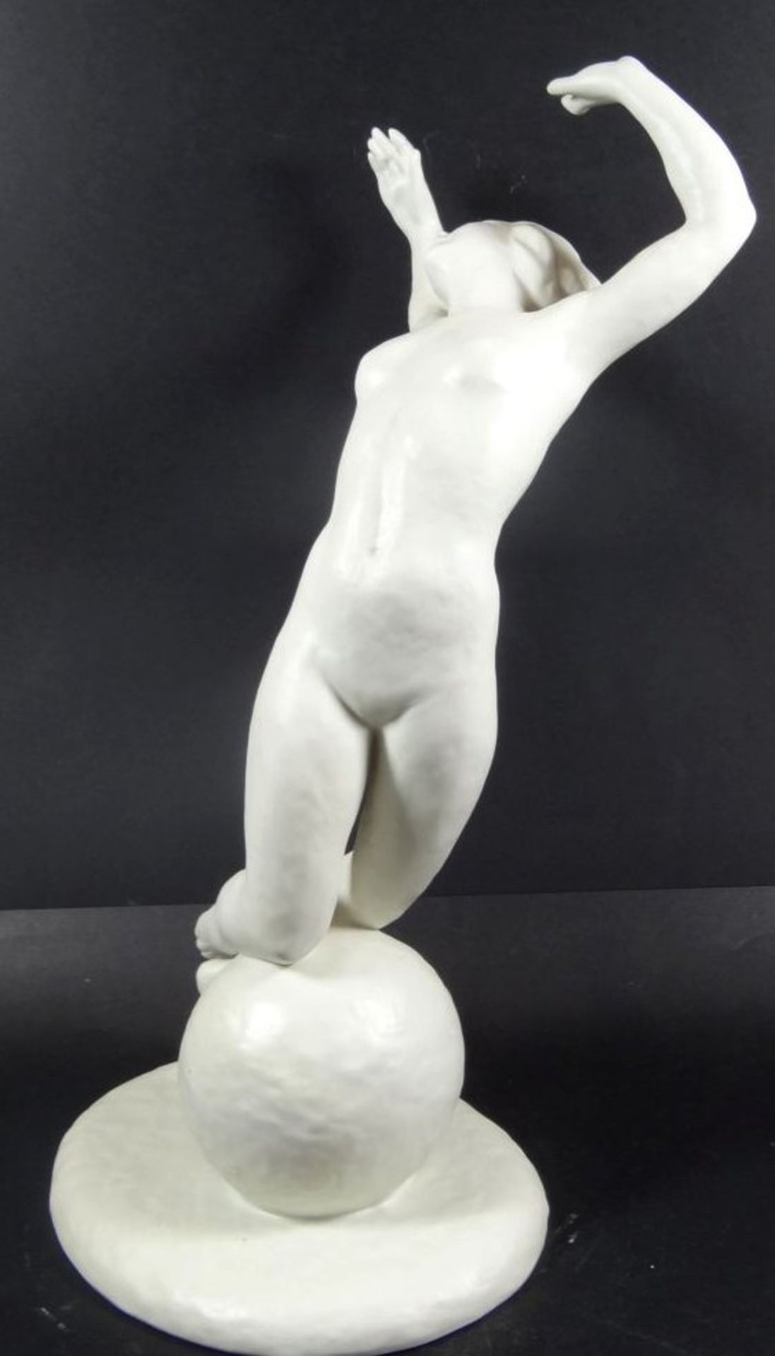 grosse Figur, Akt mit Ball, um 1930, weiss "Schaubach Kunst", H-33 cm, Finger einer Hand geklebt,- - - Bild 2 aus 7