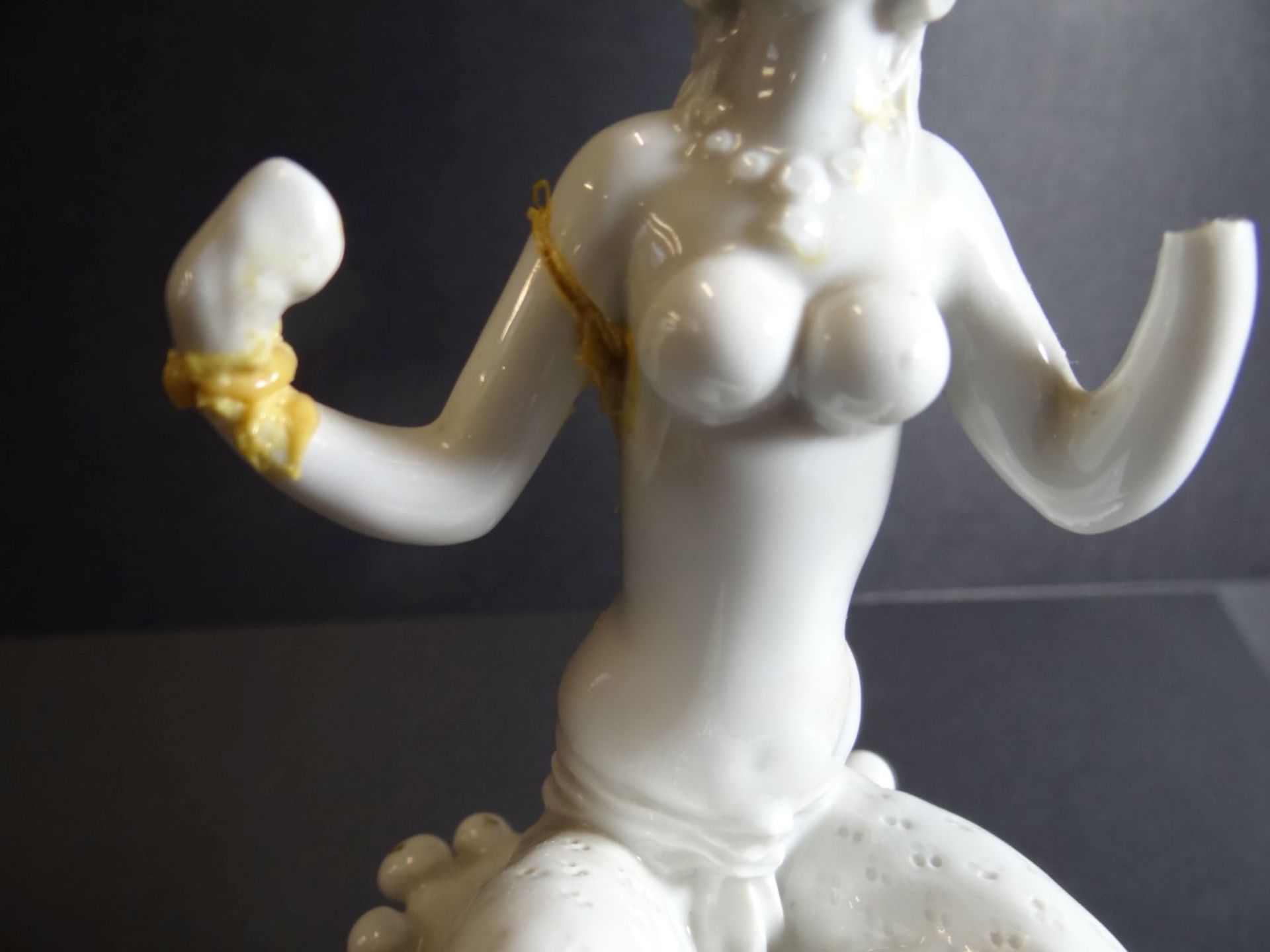 Scheherezade von Peter Strang "Meissen" auf Sockel, Hand fehlt, ein Arm schlecht geklebt, H-19 cm- - - Bild 4 aus 5