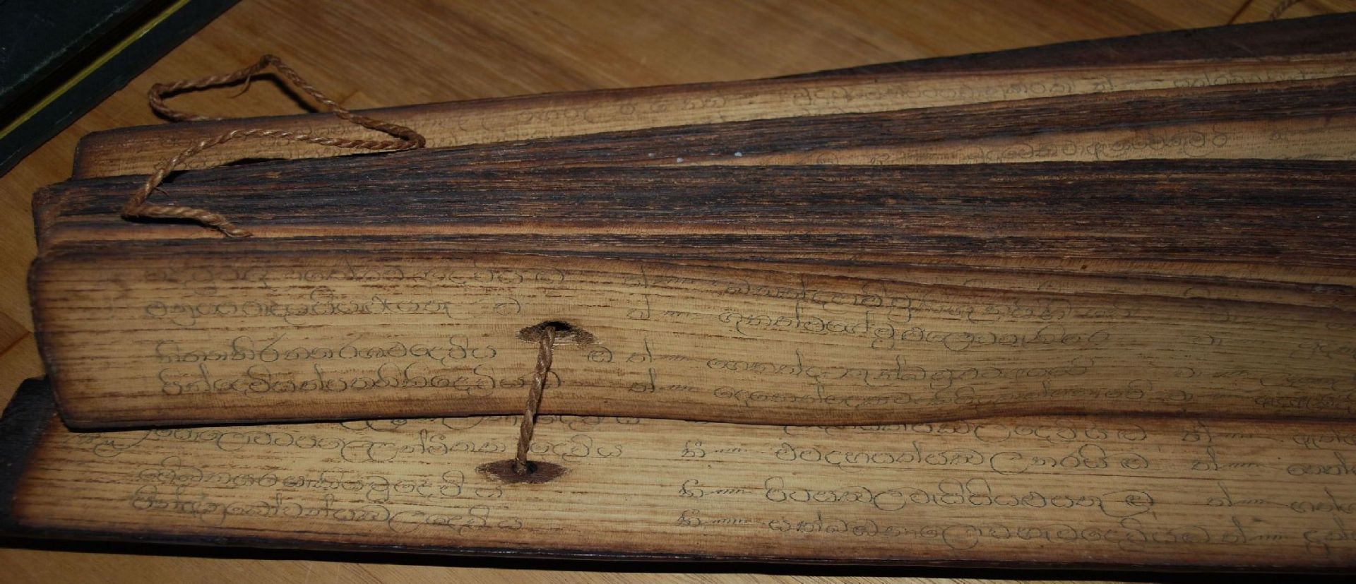 Tibetan. Gebetsbuch, Mantrasmit Bleistift geschrieben, dickes Reispapier mit Holzdeckel, älter?, - Bild 8 aus 9