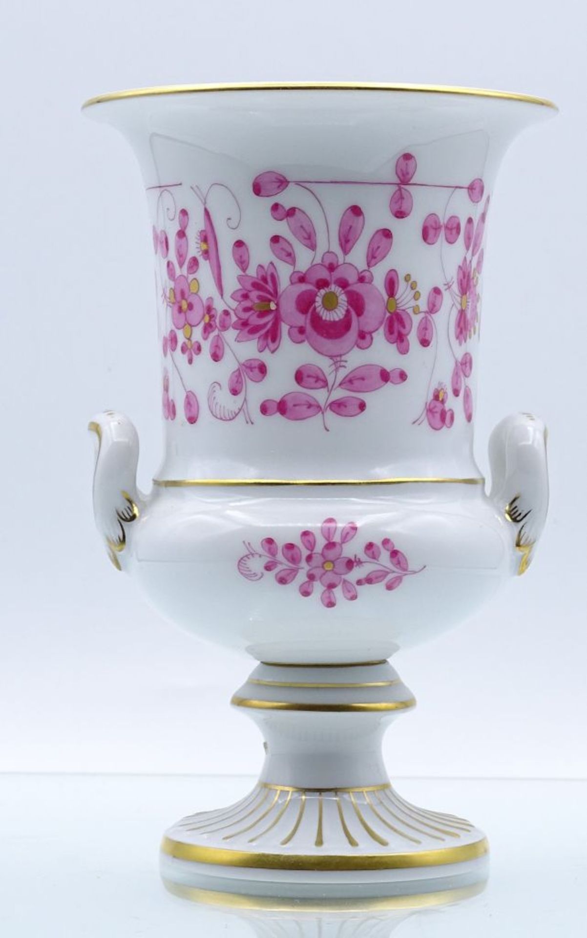 Henkelvase auf Stand "Meissen" ind. Purpur, H-13 cm, D-8 cm. 1.Wahl- - -22.61 % buyer's premium on