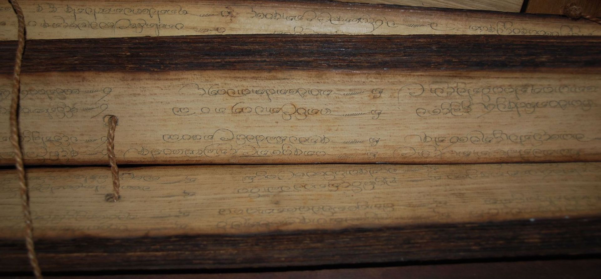 Tibetan. Gebetsbuch, Mantrasmit Bleistift geschrieben, dickes Reispapier mit Holzdeckel, älter?, - Bild 4 aus 9