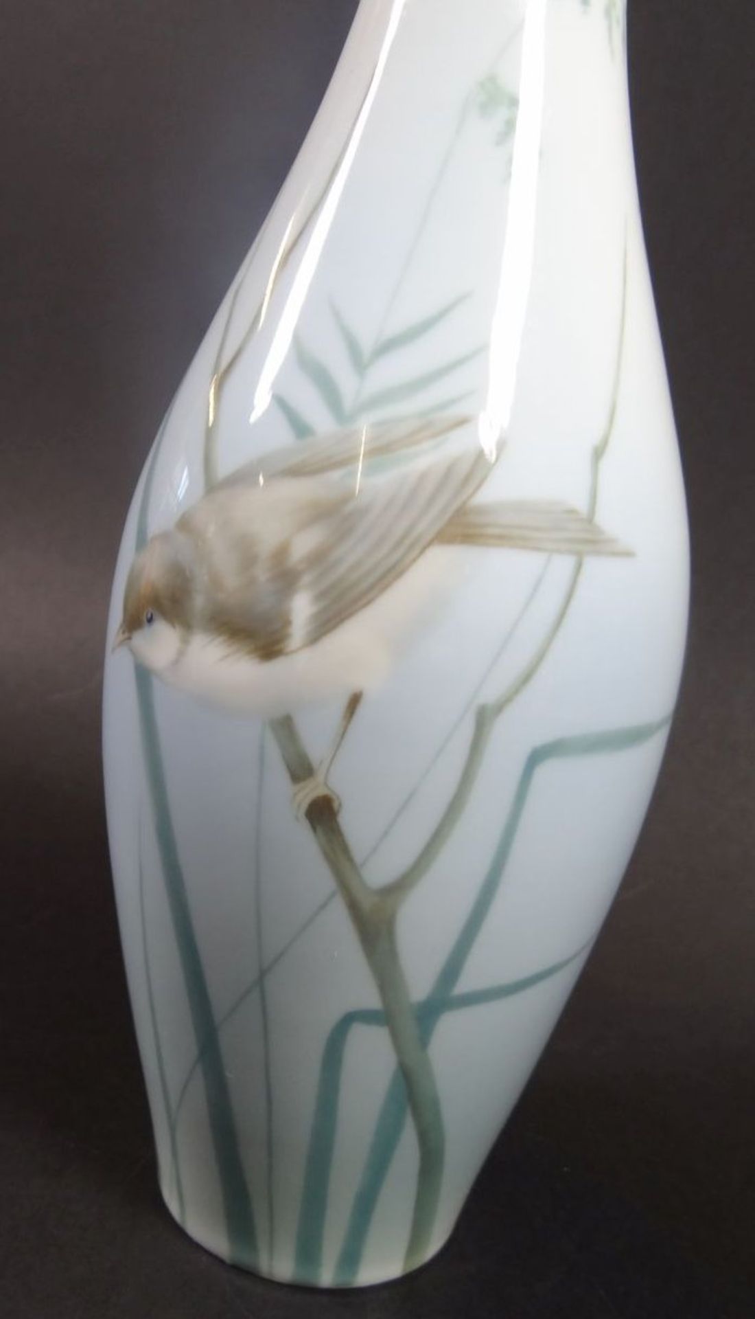 Vase mit Blumen-, Vogel-und Insektendekor "Kaestner", H-23 cm,- - -22.61 % buyer's premium on the - Bild 2 aus 4