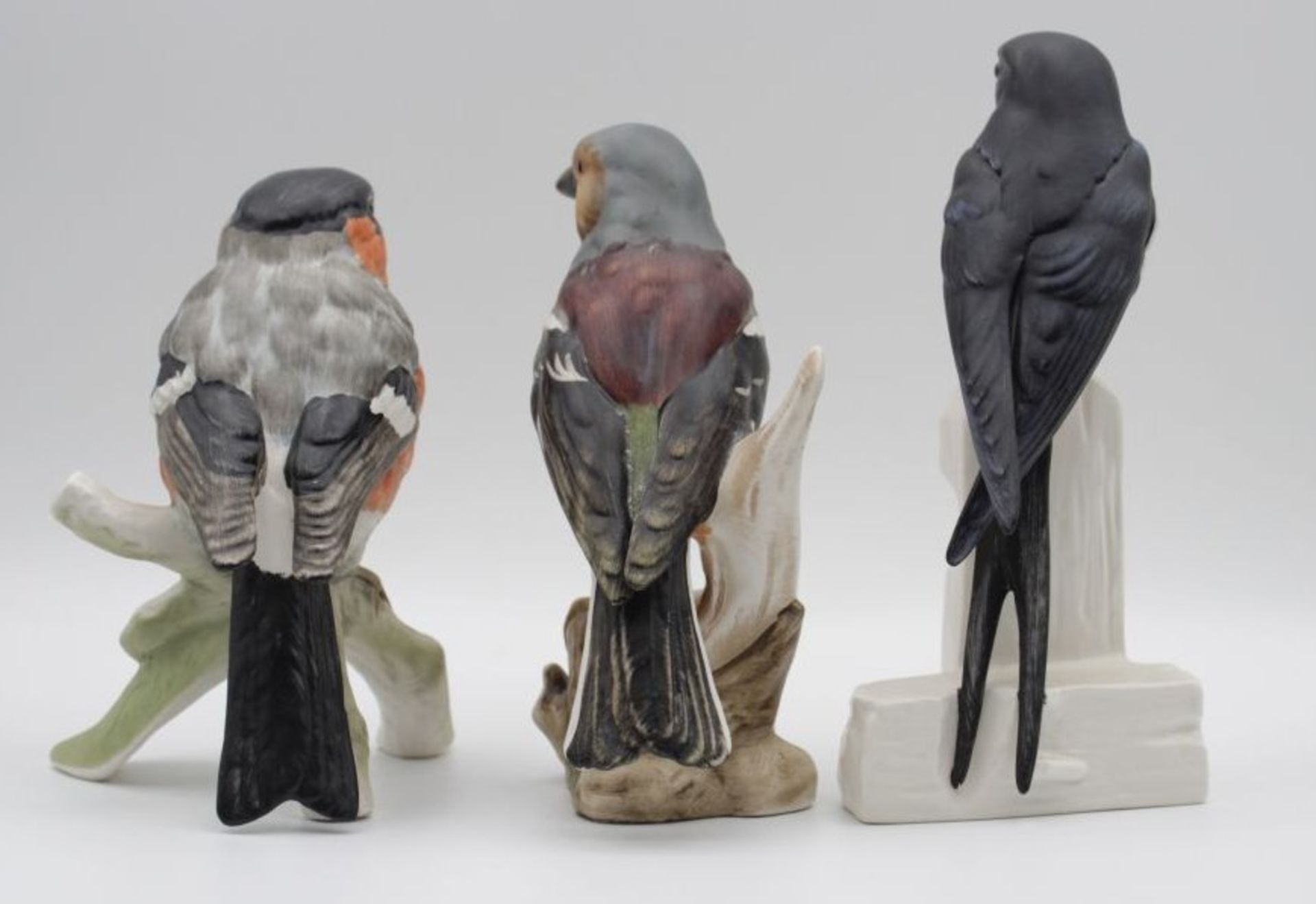 3x div. Vogelfiguren, Goebel, Rauchschwalbe, Dompfaff und Buchfink, ca. H-14cm.- - -22.61 % buyer' - Bild 3 aus 4