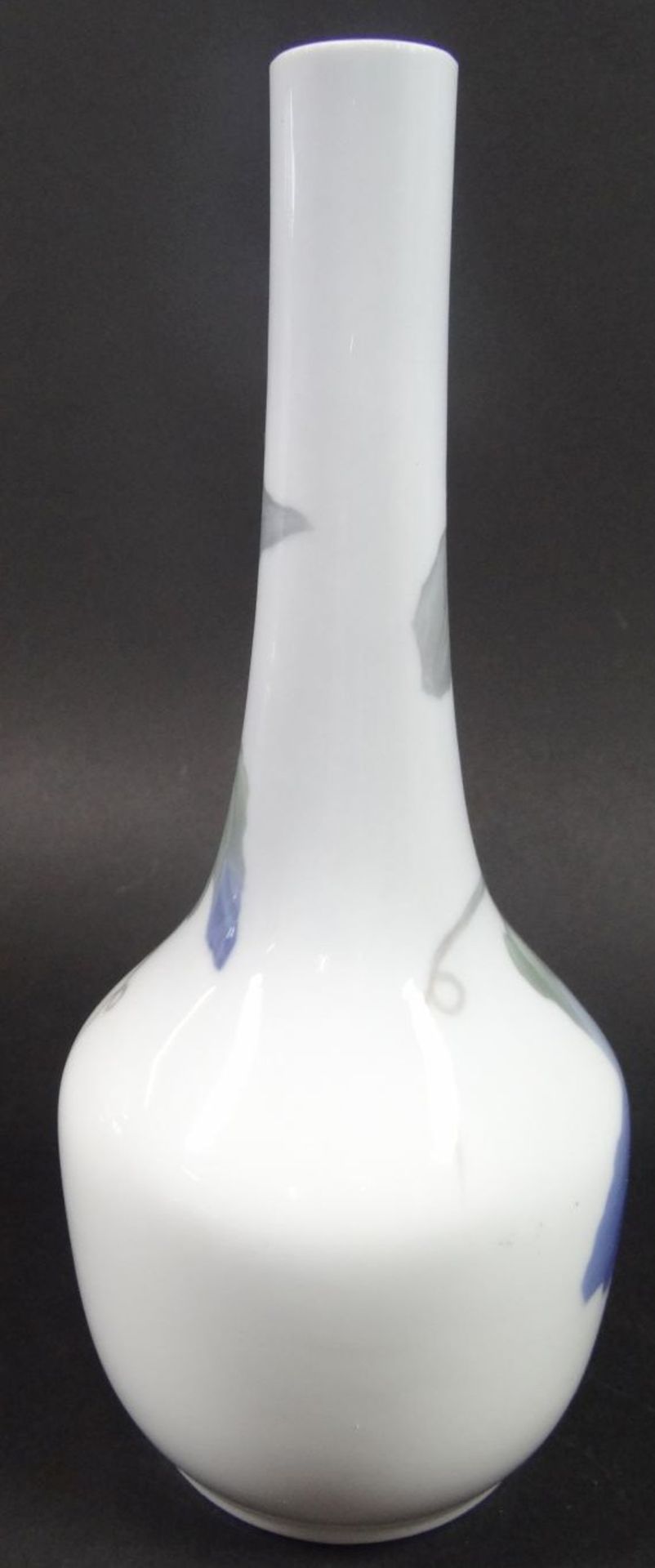 Vase "Royal Copenhagen" mit Blumenmalerei, H-21 cm- - -22.61 % buyer's premium on the hammer - Bild 3 aus 4