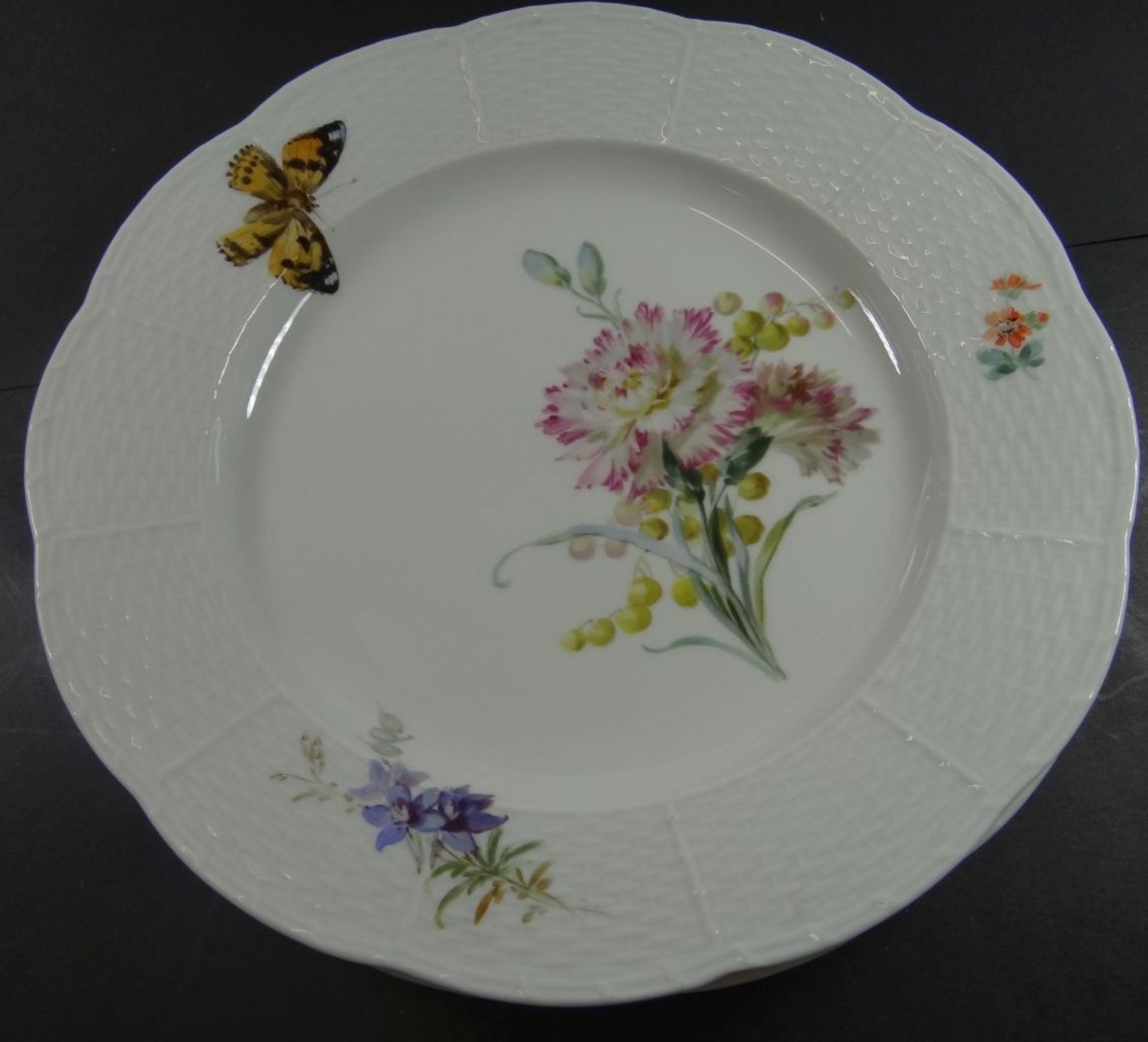 4 Teller "Meissen" Blumen-und Schmetterling, Ozier, 1x kl. Chip an Rand, D-25 cm, alle 1.Wahl- - - - Bild 4 aus 4