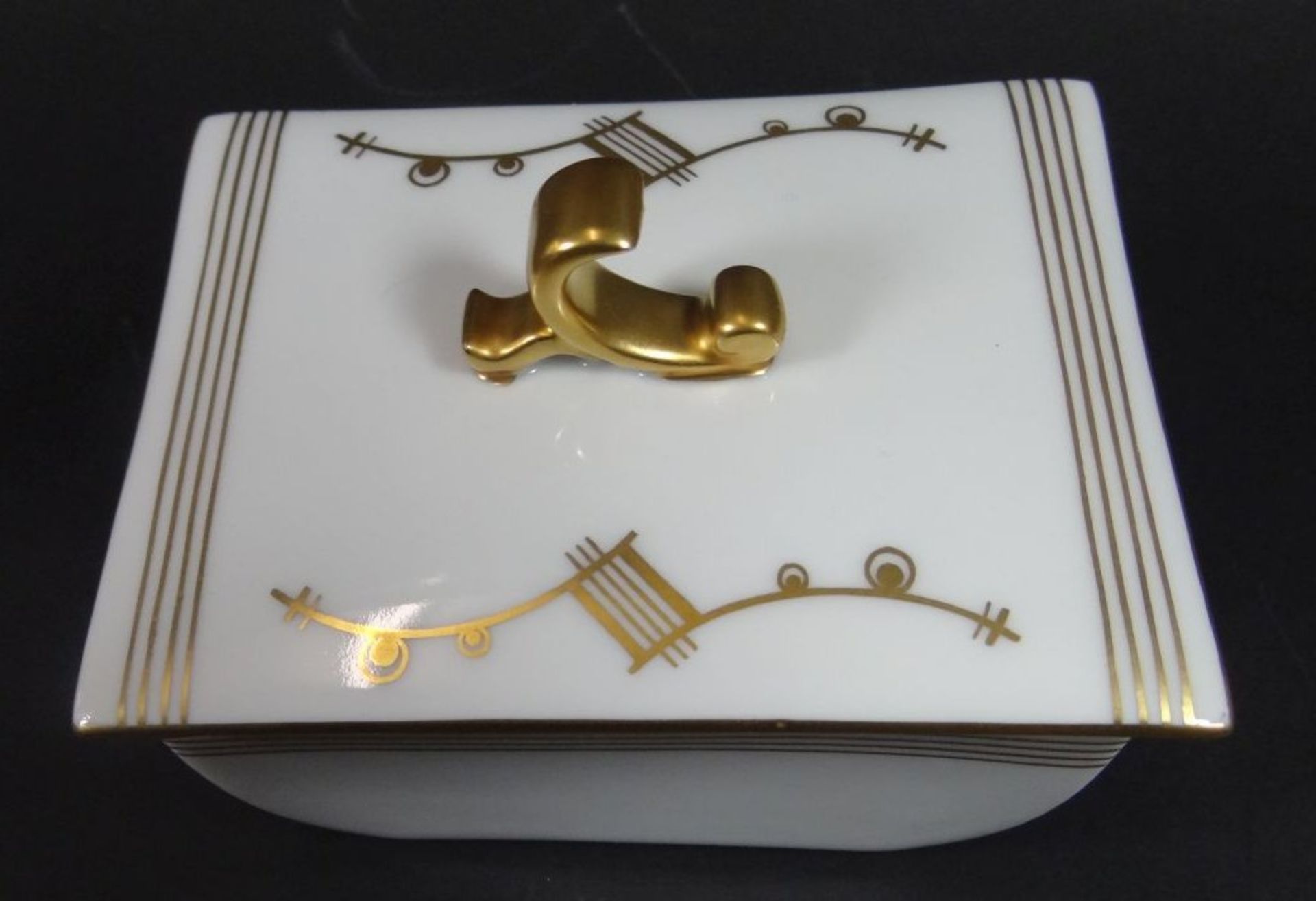 Art Deko Deckeldose "Fürstenberg" Goldstaffage, H-7 cm, 8x11 c- - -22.61 % buyer's premium on the
